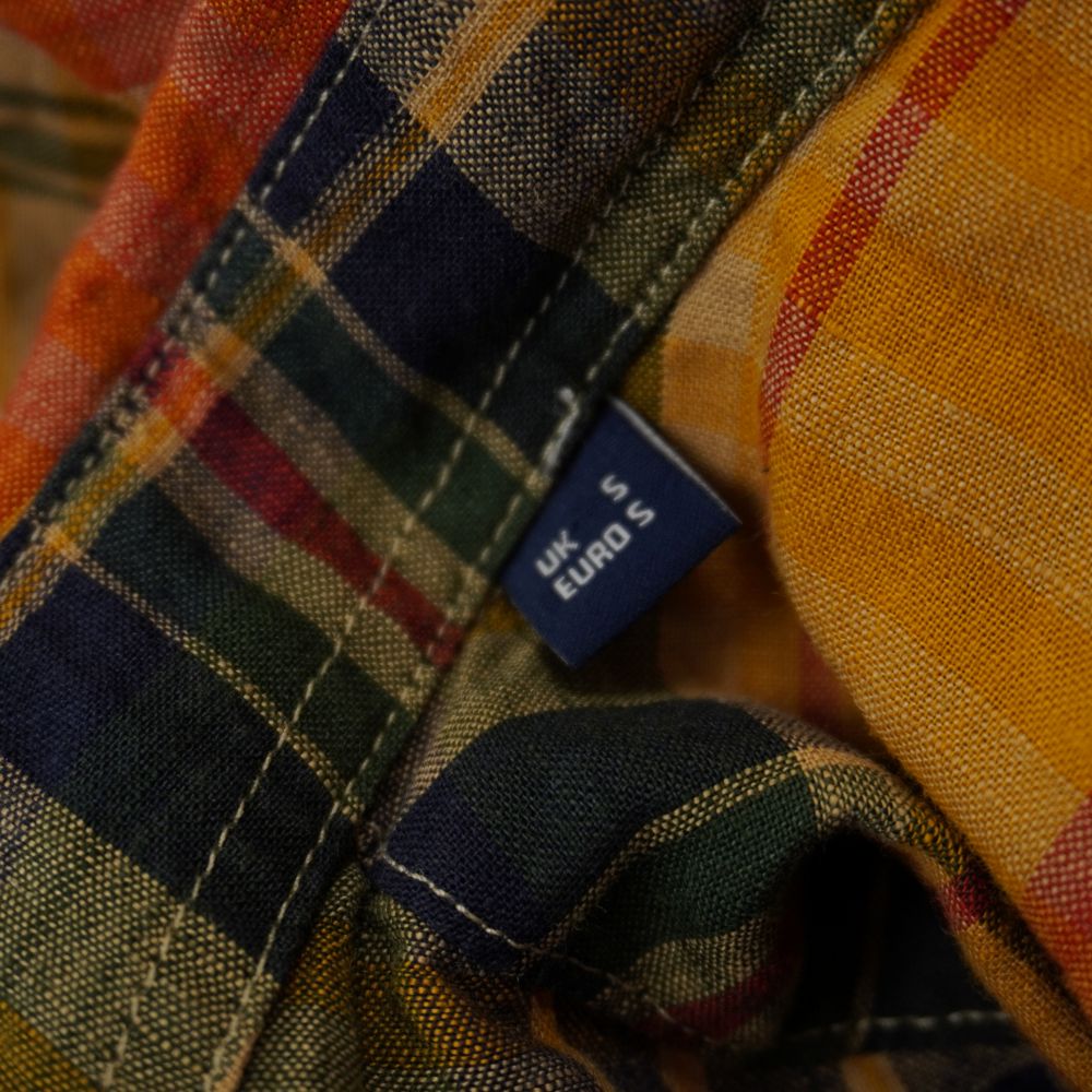 Etichetta interna della taglia S della camicia da uomo Barbour