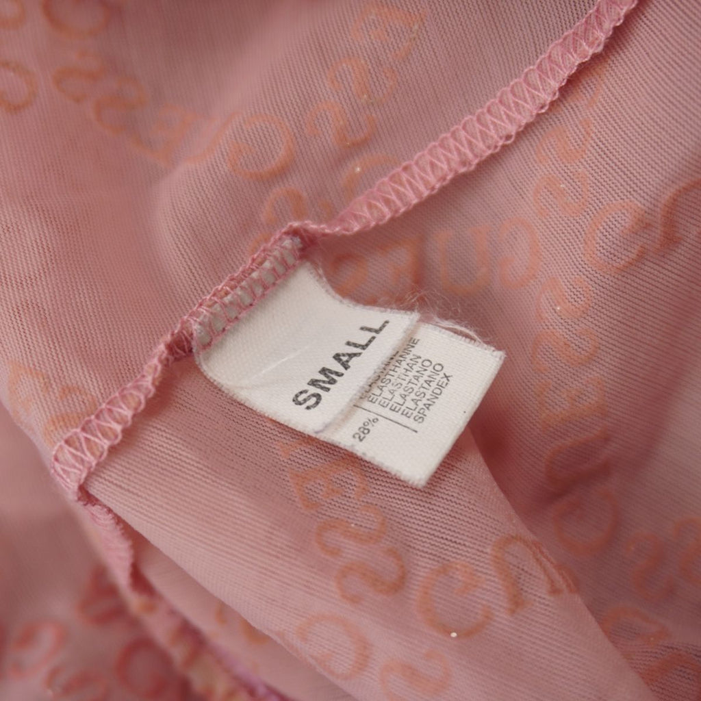 Etichetta interna del top Guess che indica la taglia Small e l'alta percentuale di elasticità del tessuto con il 28% di elastam.