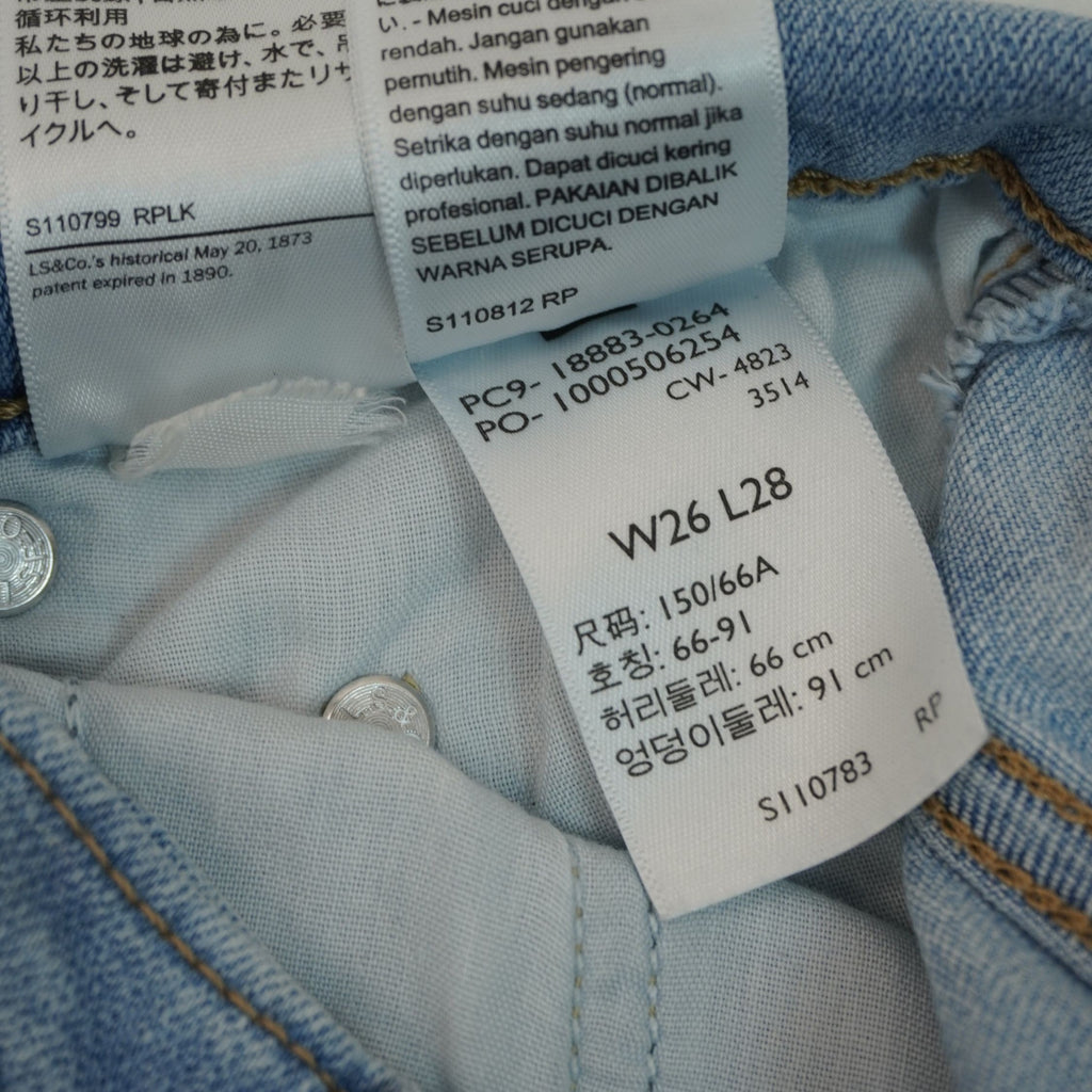 Macro dell'etichetta bianca interna che indica la taglia 40 italiana e le specifiche sulla composizione del tessuto denim stretch.