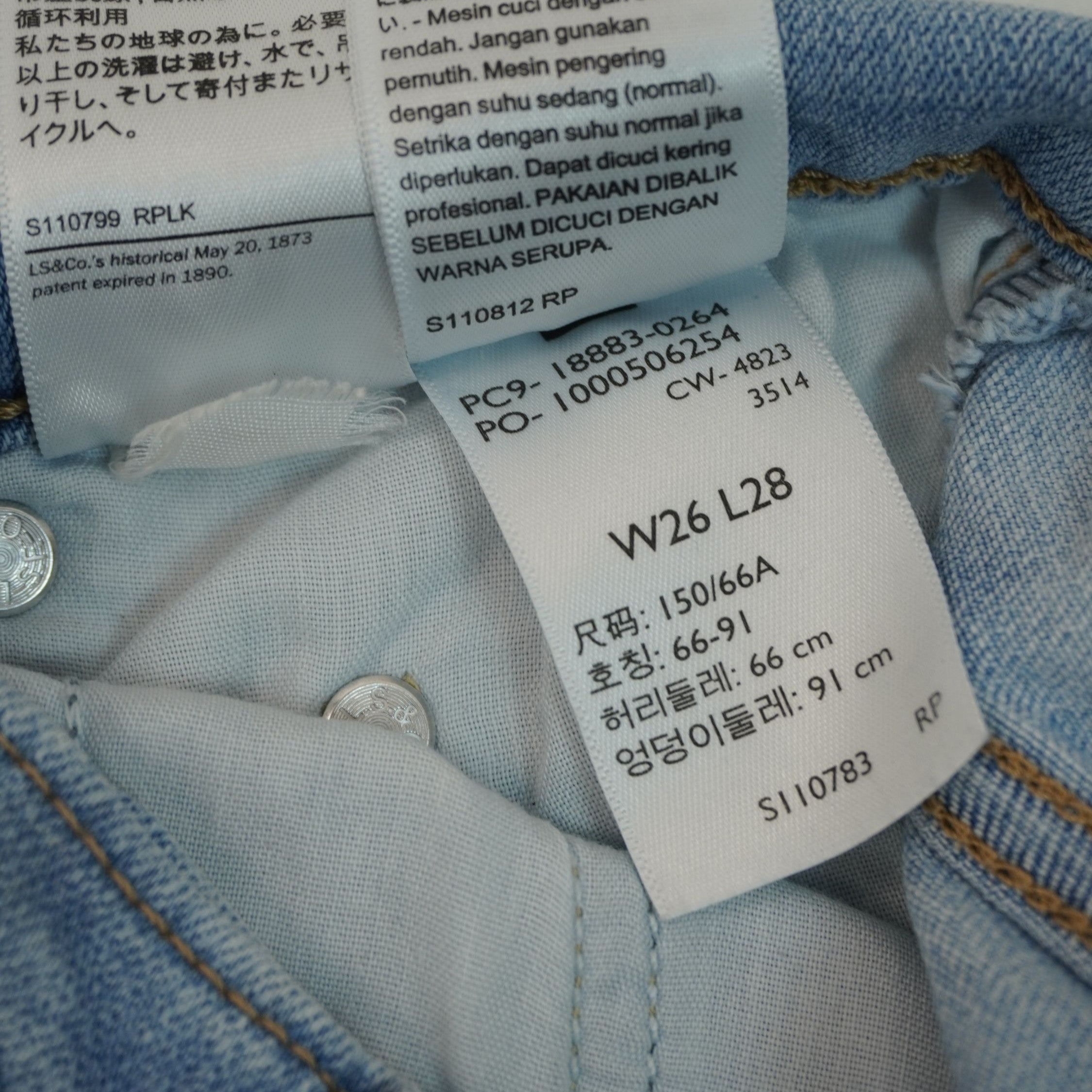 Macro dell'etichetta bianca interna che indica la taglia 40 italiana e le specifiche sulla composizione del tessuto denim stretch.