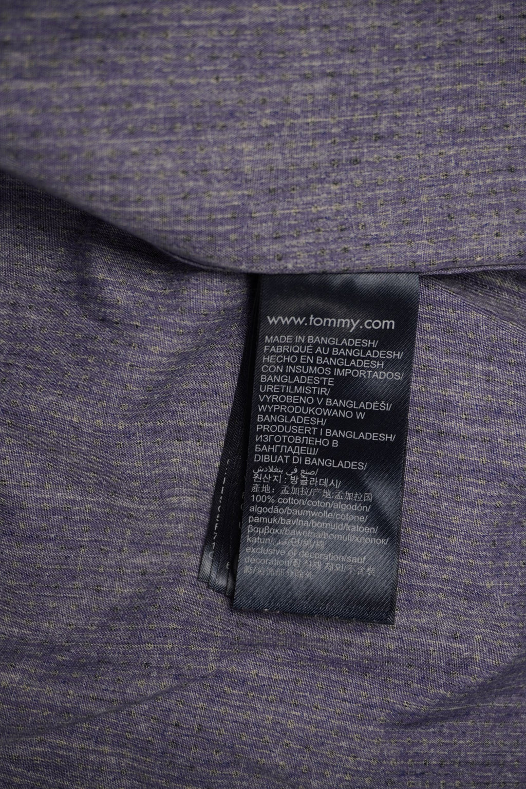 Dettaglio del codice modello MW0MW25036 sull etichetta interna della camicia nera Tommy Hilfiger