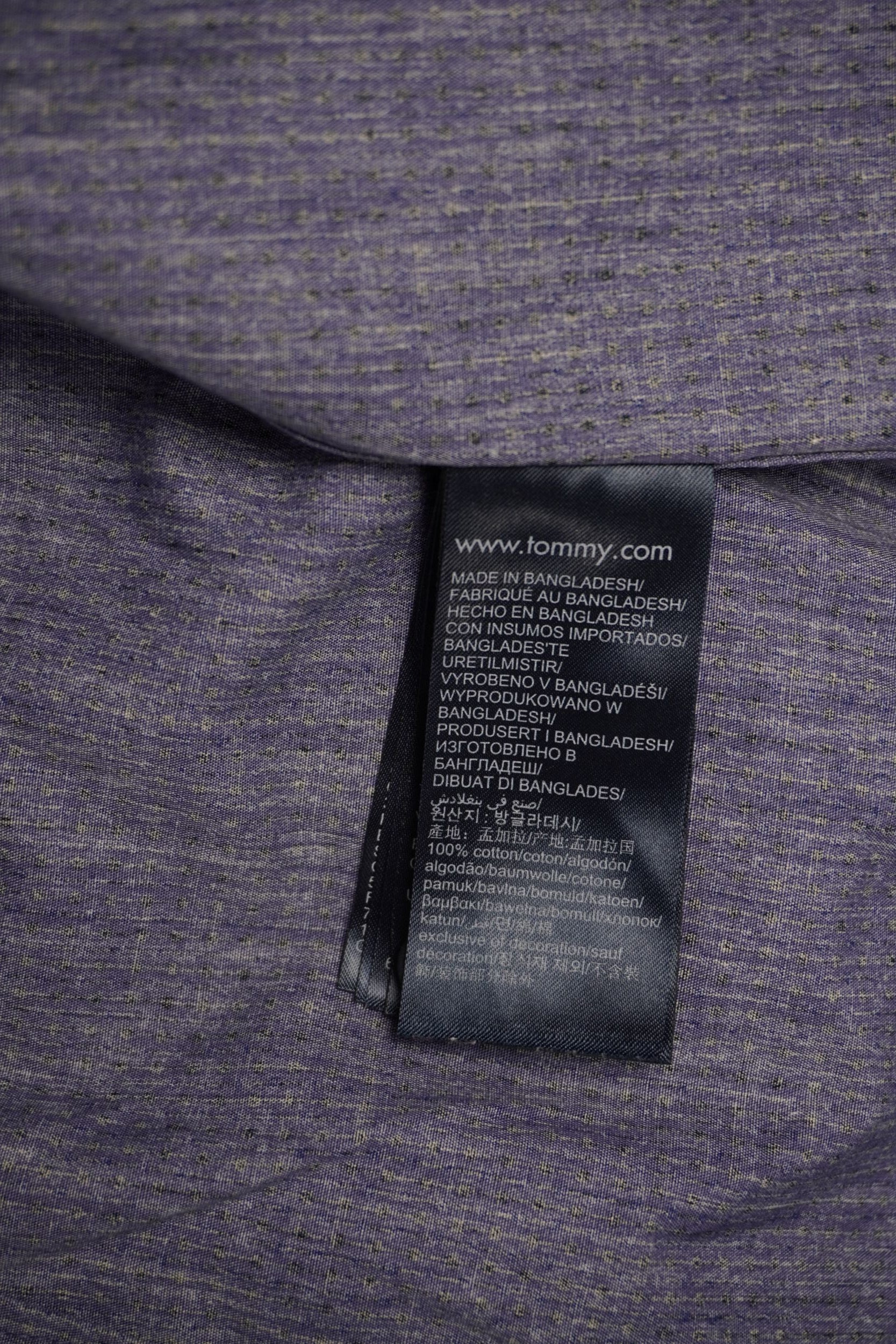Dettaglio del codice modello MW0MW25036 sull etichetta interna della camicia nera Tommy Hilfiger