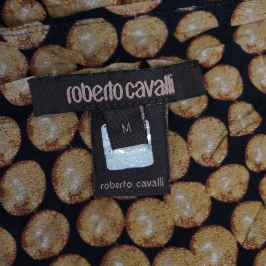 Primo piano della label istituzionale in tessuto nero Roberto Cavalli Main Line applicata sul retro del collo.