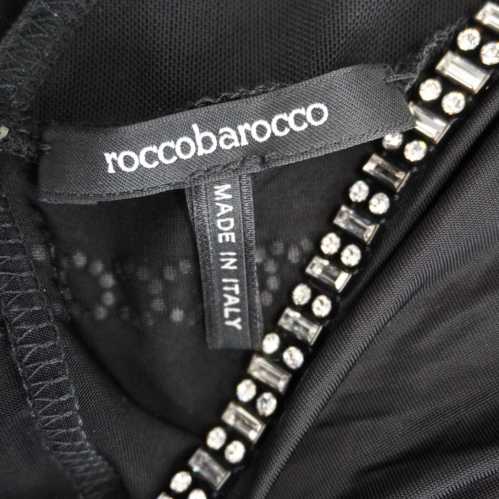 Primo piano della label istituzionale in tessuto nero Roccobarocco Made in Italy cucita all'interno dello scollo, accanto alle linee di strass.