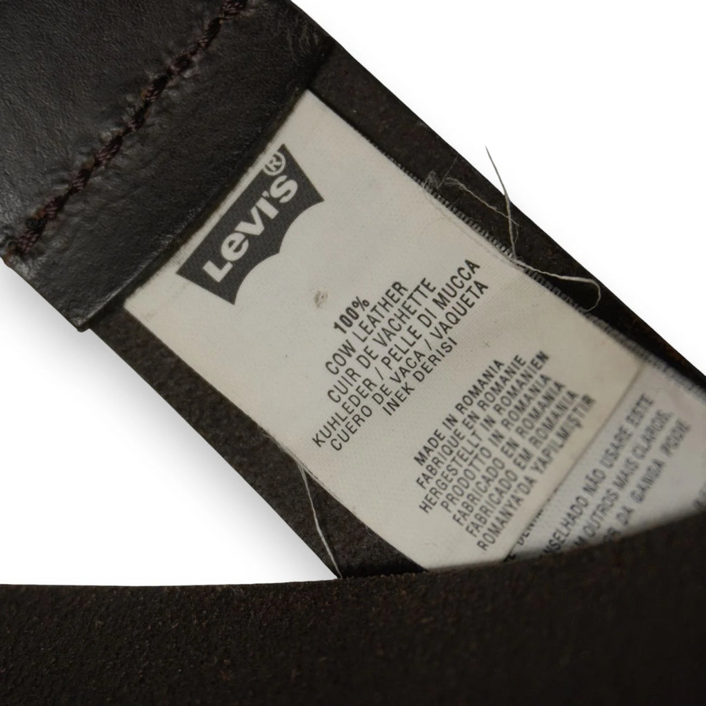Etichetta interna in tessuto con logo Levi's che indica la composizione 100% pelle di mucca in più lingue.