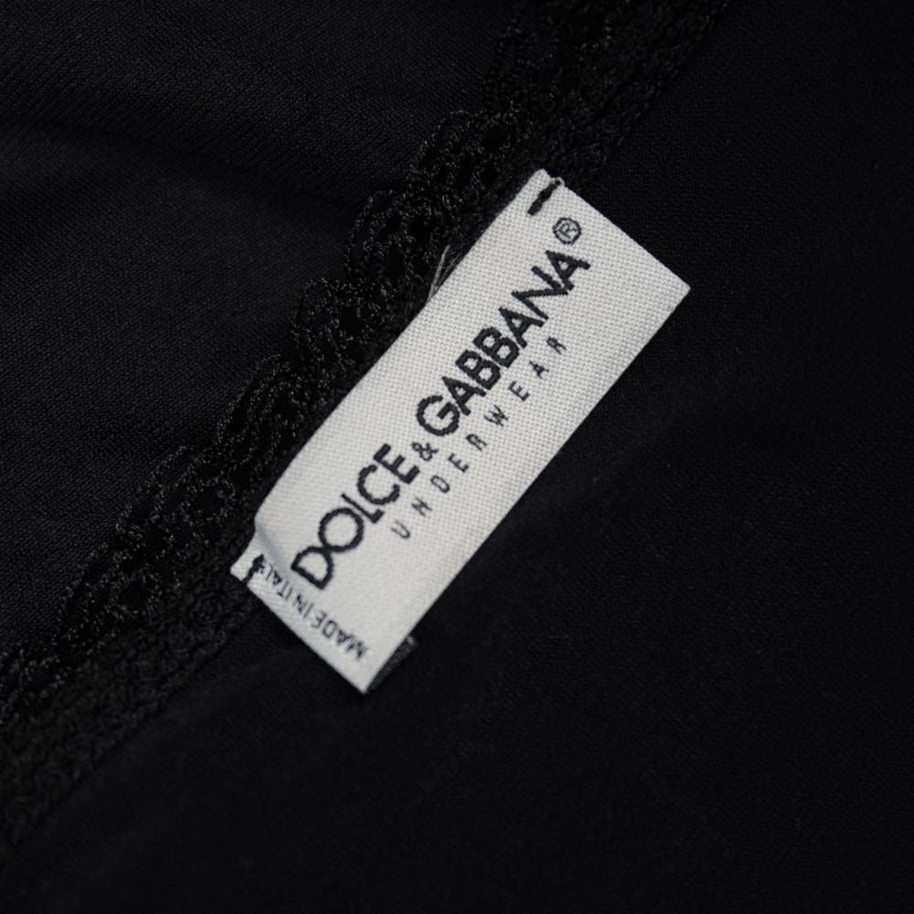 Etichetta interna in tessuto bianco cucita sul collo con logo nero Dolce & Gabbana Underwear e dicitura Made in Italy vicino al bordo in pizzo.