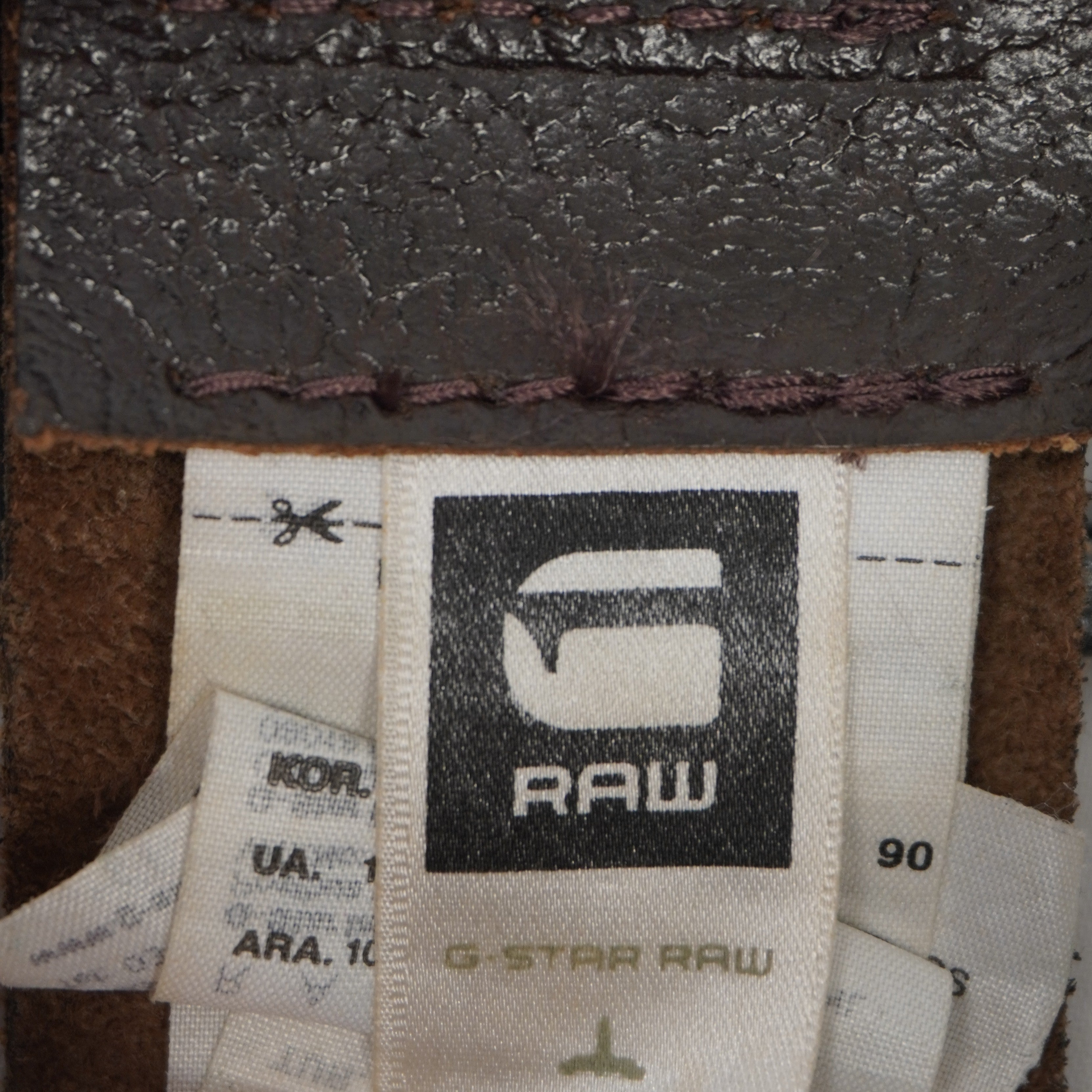 Etichetta interna bianca in tessuto con il logo ufficiale nero quadrato G-Star RAW.