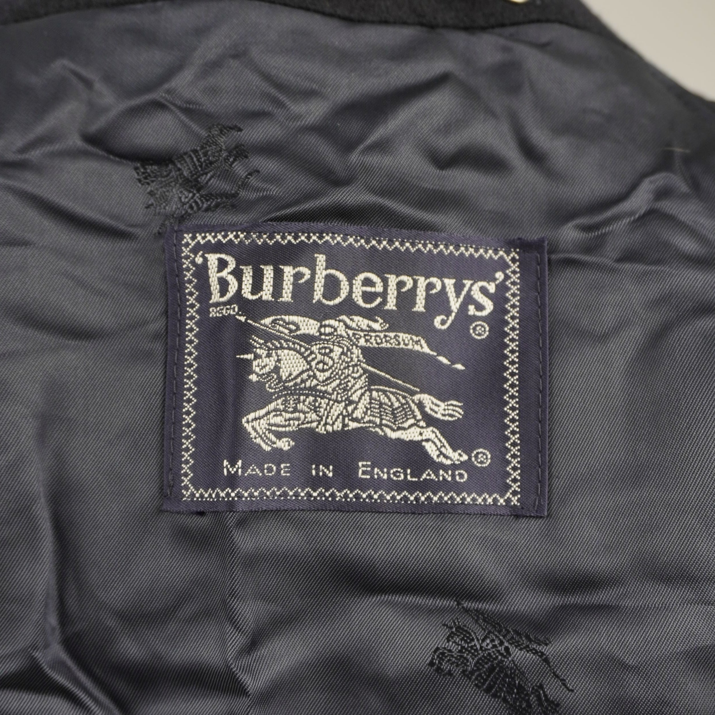 Vista dell'etichetta quadrata d'archivio Burberrys' con il logo dell'Equestrian Knight cucita sulla fodera interna in viscosa logata.