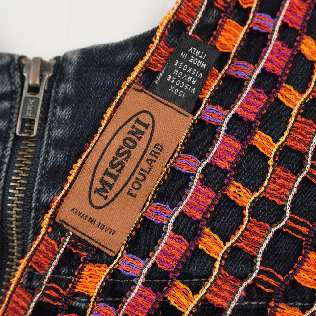 Primo piano dello storico logo ricamato rettangolare marrone Missoni cucito sulla trama a rete della sciarpa vintage originale.
