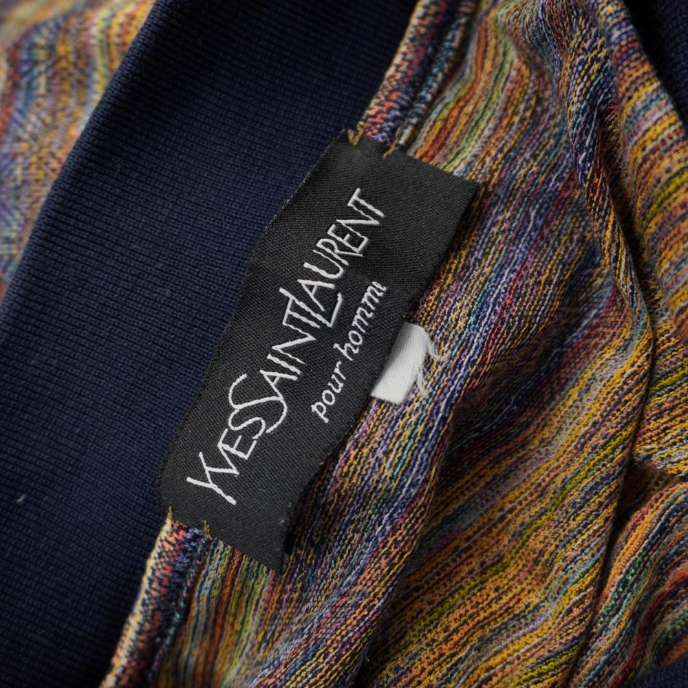 Etichetta interna nera d'archivio ricamata con la scritta bianca Yves Saint Laurent pour homme sul colletto della polo.