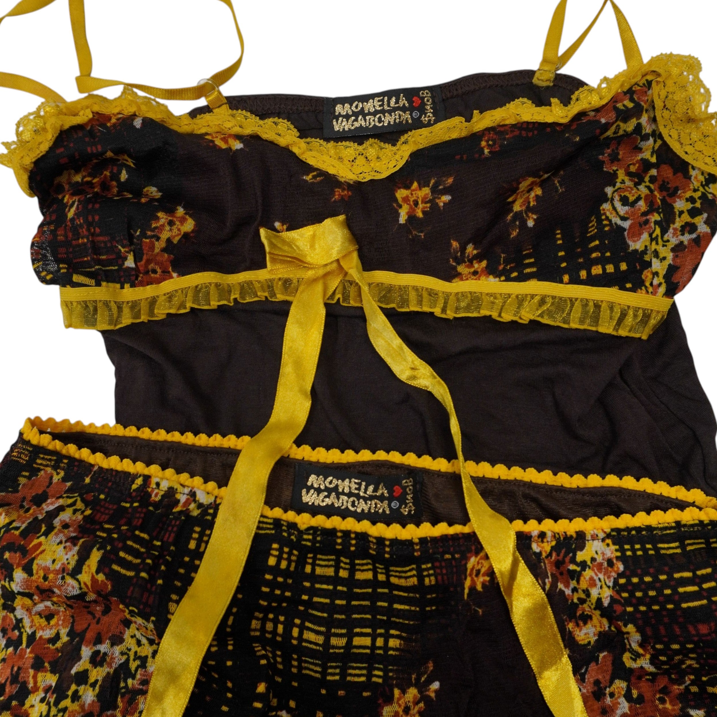 Etichette originali in tessuto del brand Monella Vagabonda cucite all'interno del top a canotta e della gonna in chiffon coordinata.