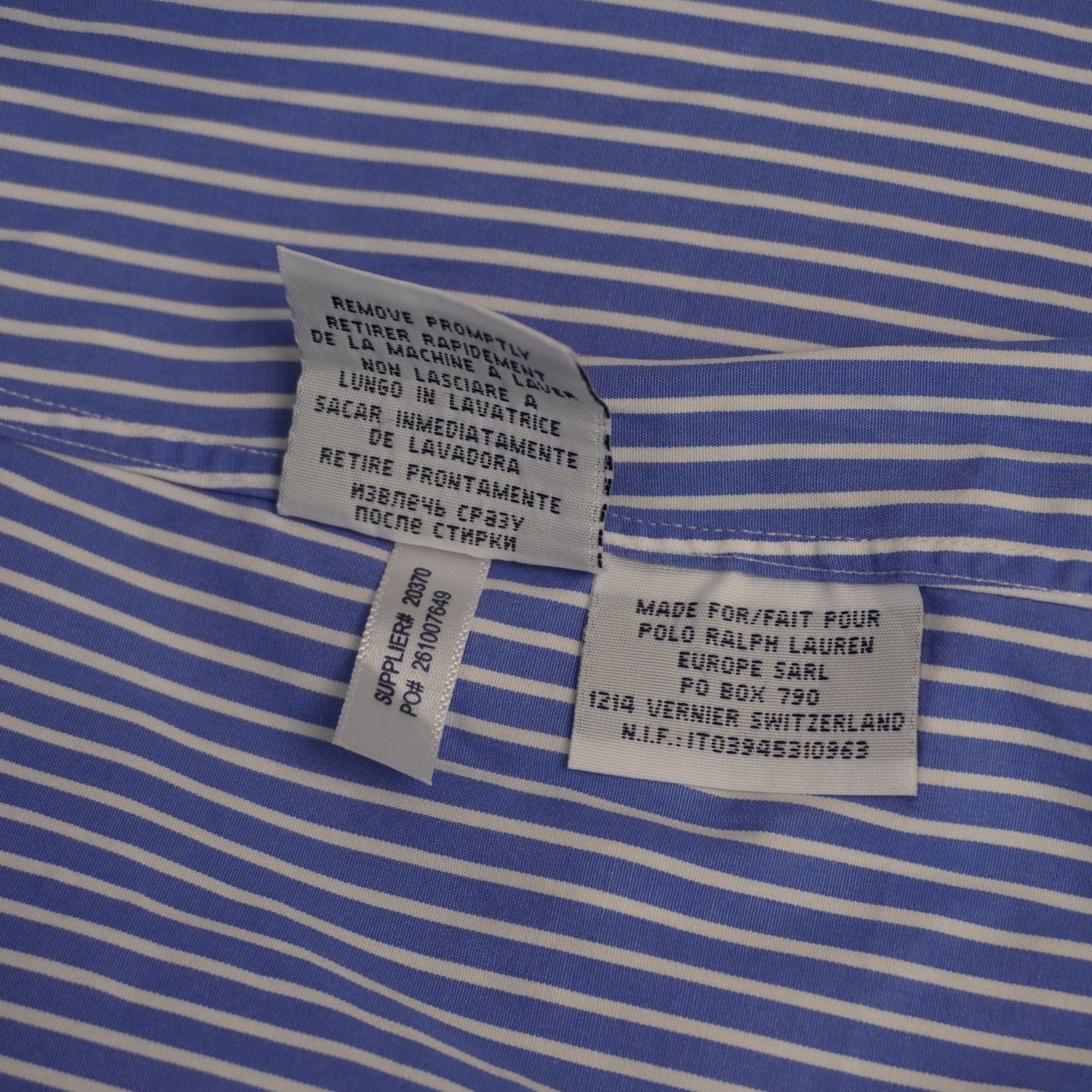 Etichette interne satinate bianche della camicia Ralph Lauren con le specifiche tecniche, i codici del modello e le taglie.