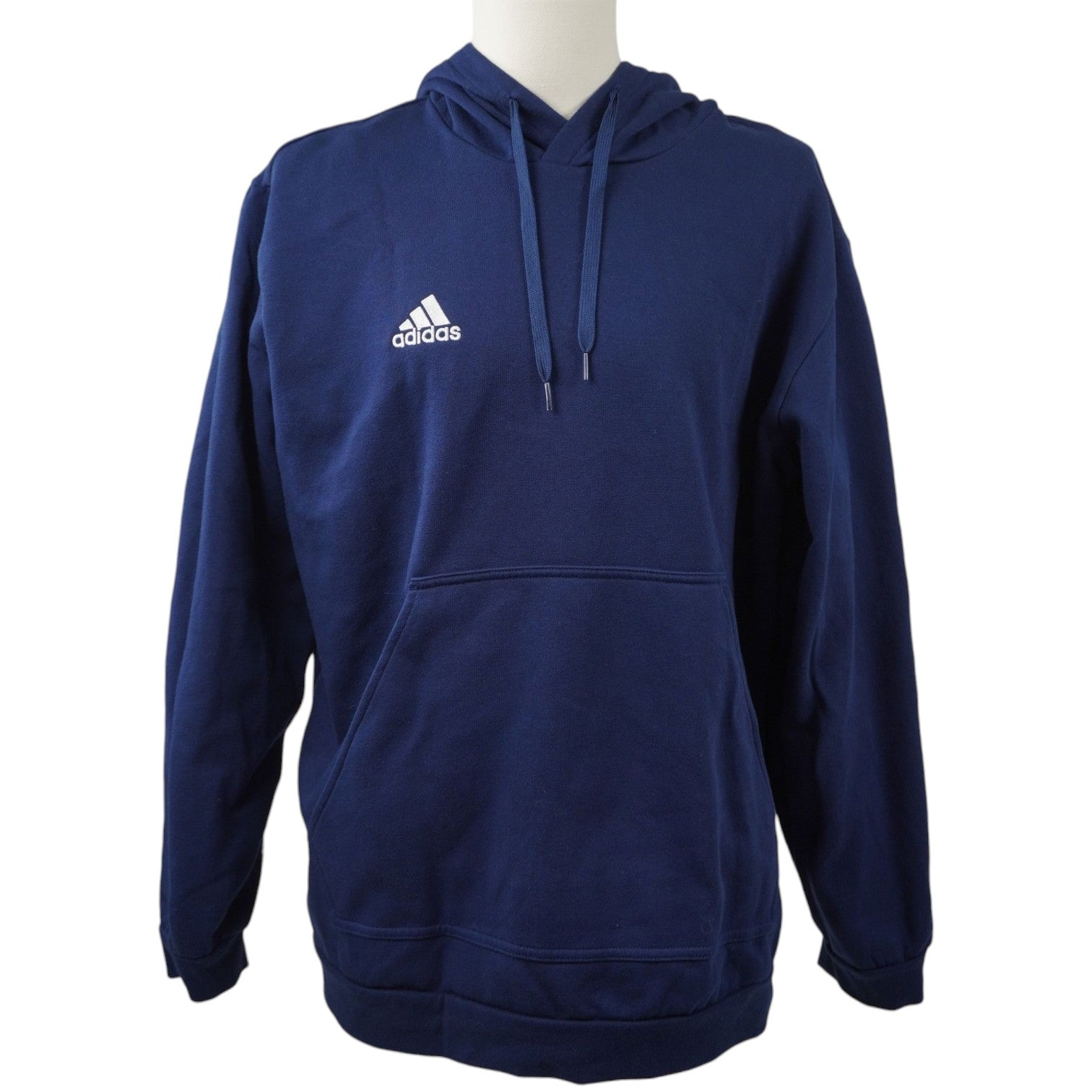 Vista frontale di una felpa con cappuccio adidas Entrada 22 usata, colore blu navy con logo bianco ricamato sul petto destro e tasca centrale a marsupio.