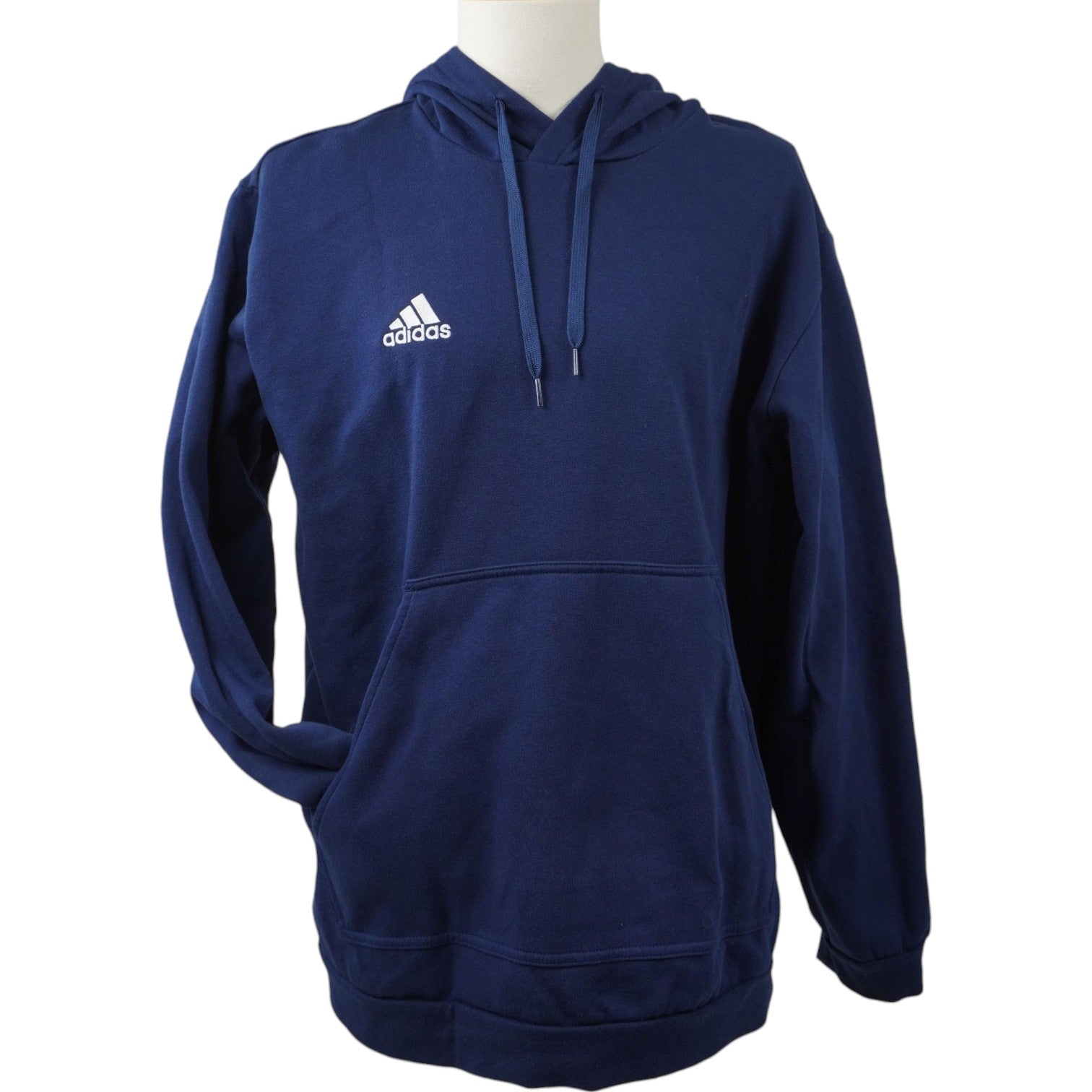 Vista frontale di una felpa con cappuccio adidas Entrada 22 usata, colore blu navy con logo bianco ricamato sul petto destro e tasca centrale a marsupio.