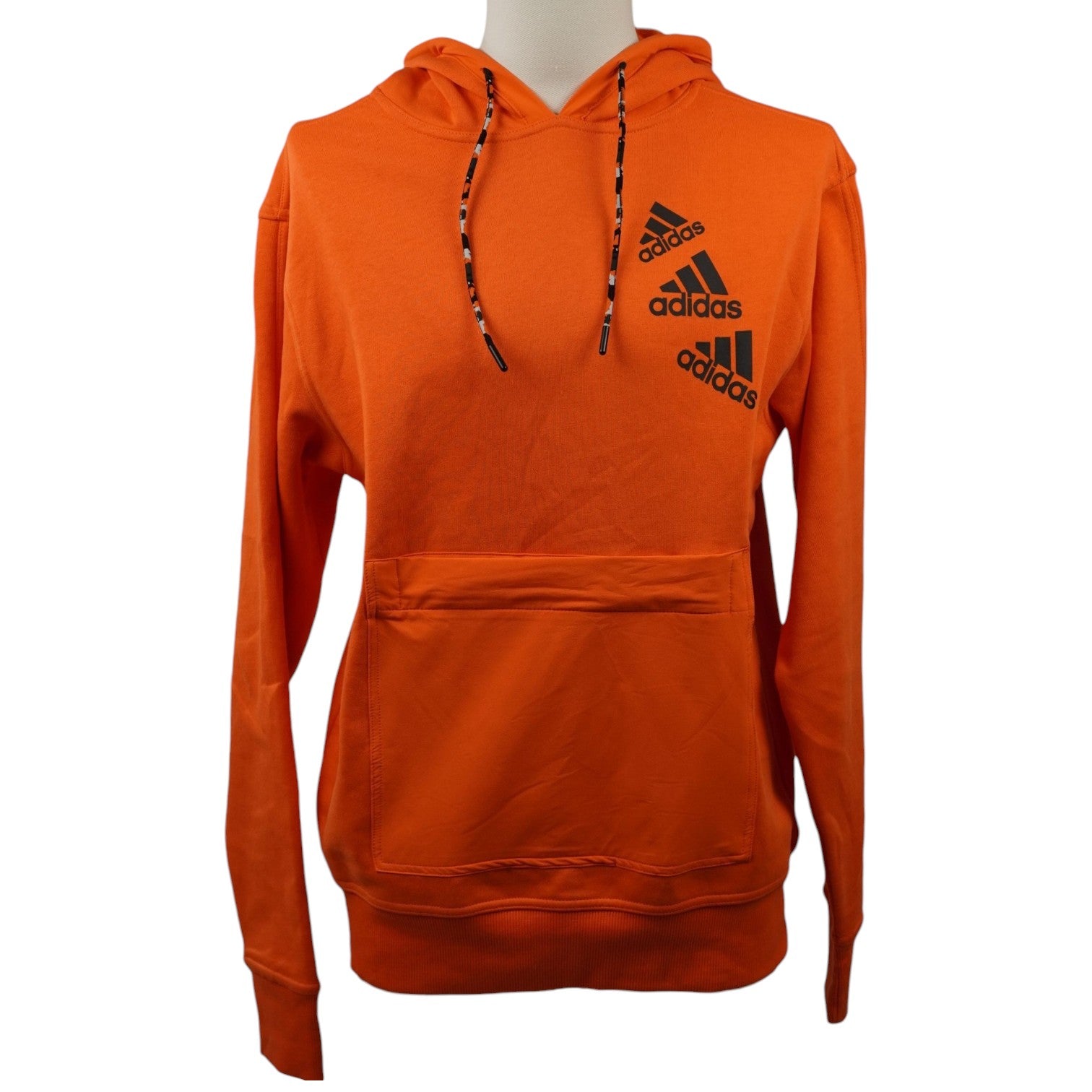 Felpa con cappuccio adidas Essentials BrandLove da uomo in colore arancione acceso, vista frontale su manichino.