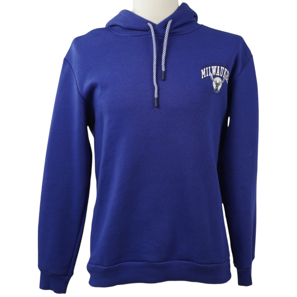 Felpa con cappuccio ufficiale Milwaukee Bucks da uomo in colore blu royal, vista frontale su manichino.