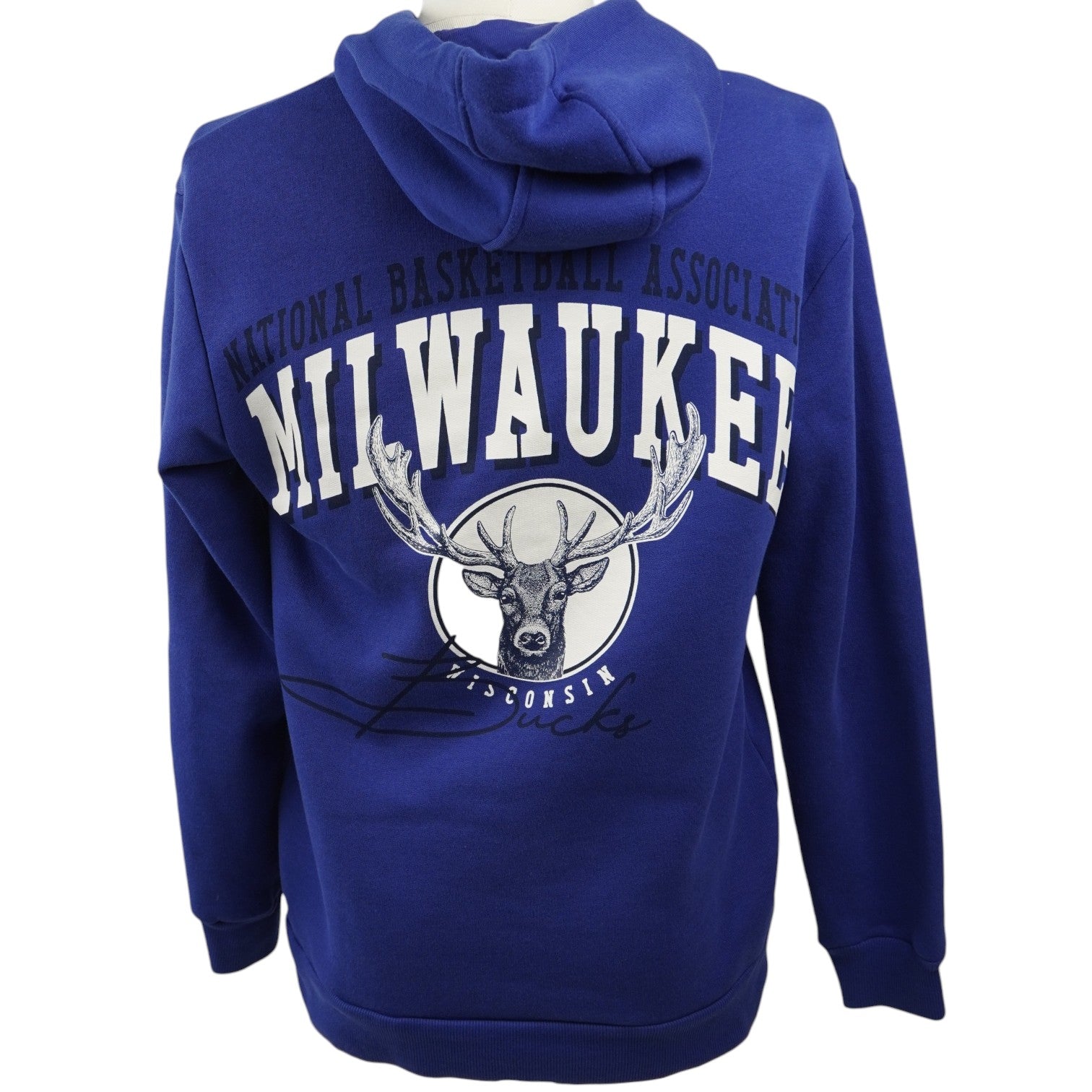 Felpa con cappuccio Milwaukee Bucks, vista posteriore su manichino che mostra la maxi stampa celebrativa della squadra.