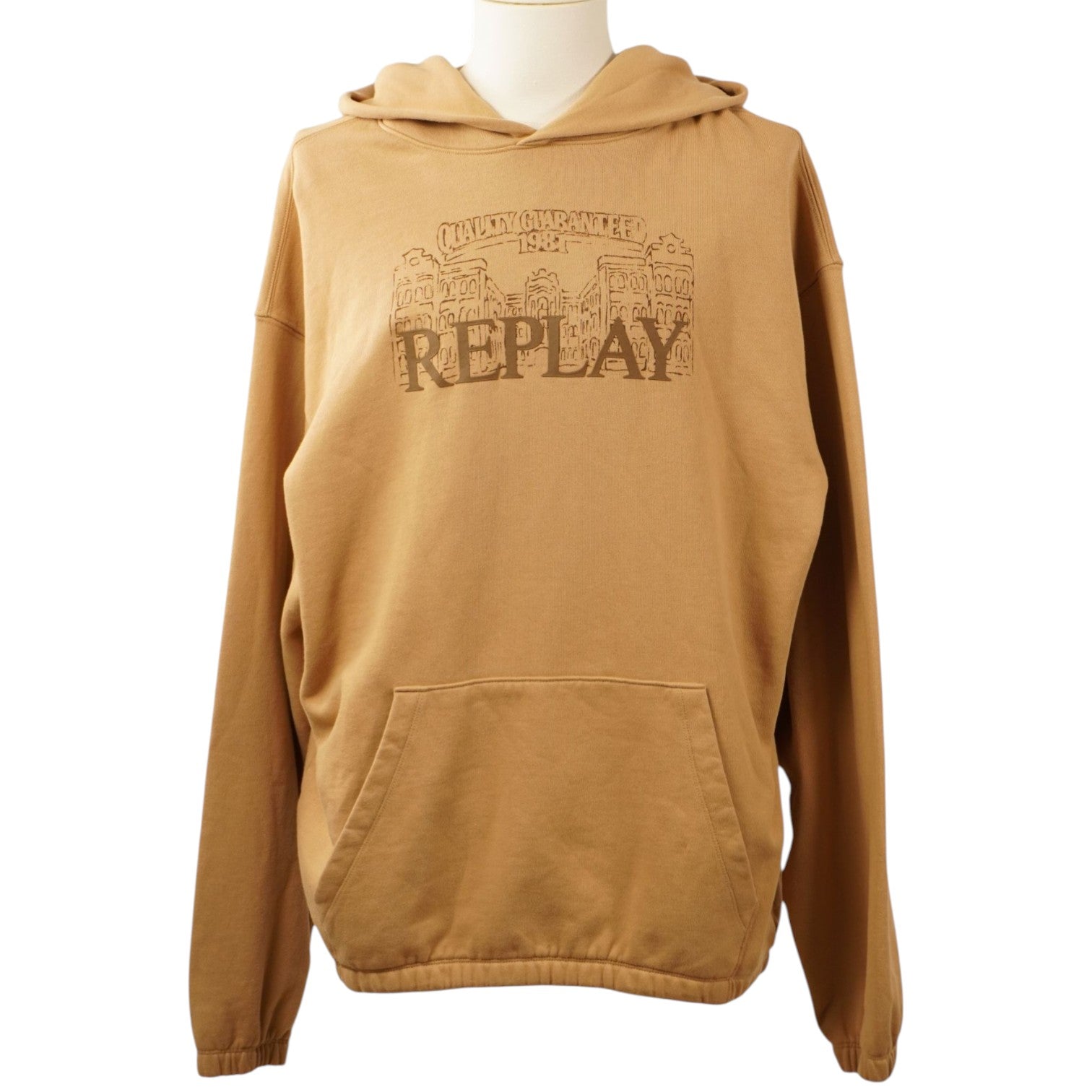 Vista frontale di una felpa con cappuccio oversize Replay color beige su un manichino, con grande logo stampato sul petto.
