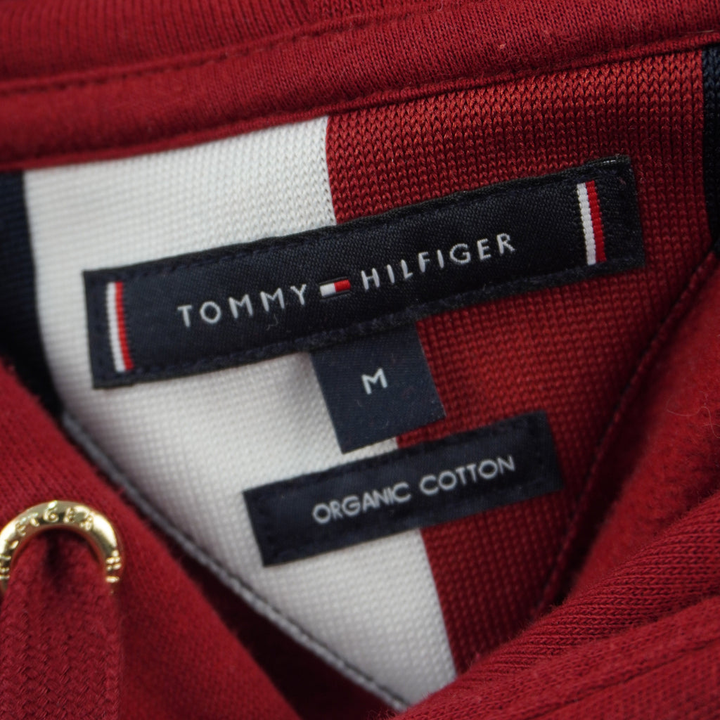 Dettaglio dell'etichetta interna originale Tommy Hilfiger cucita nel colletto con i colori del brand.