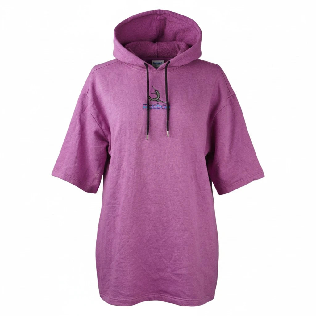 Felpa vintage a maniche corte Reebok Apparel da donna di colore viola su manichino, vista frontale con cappuccio.