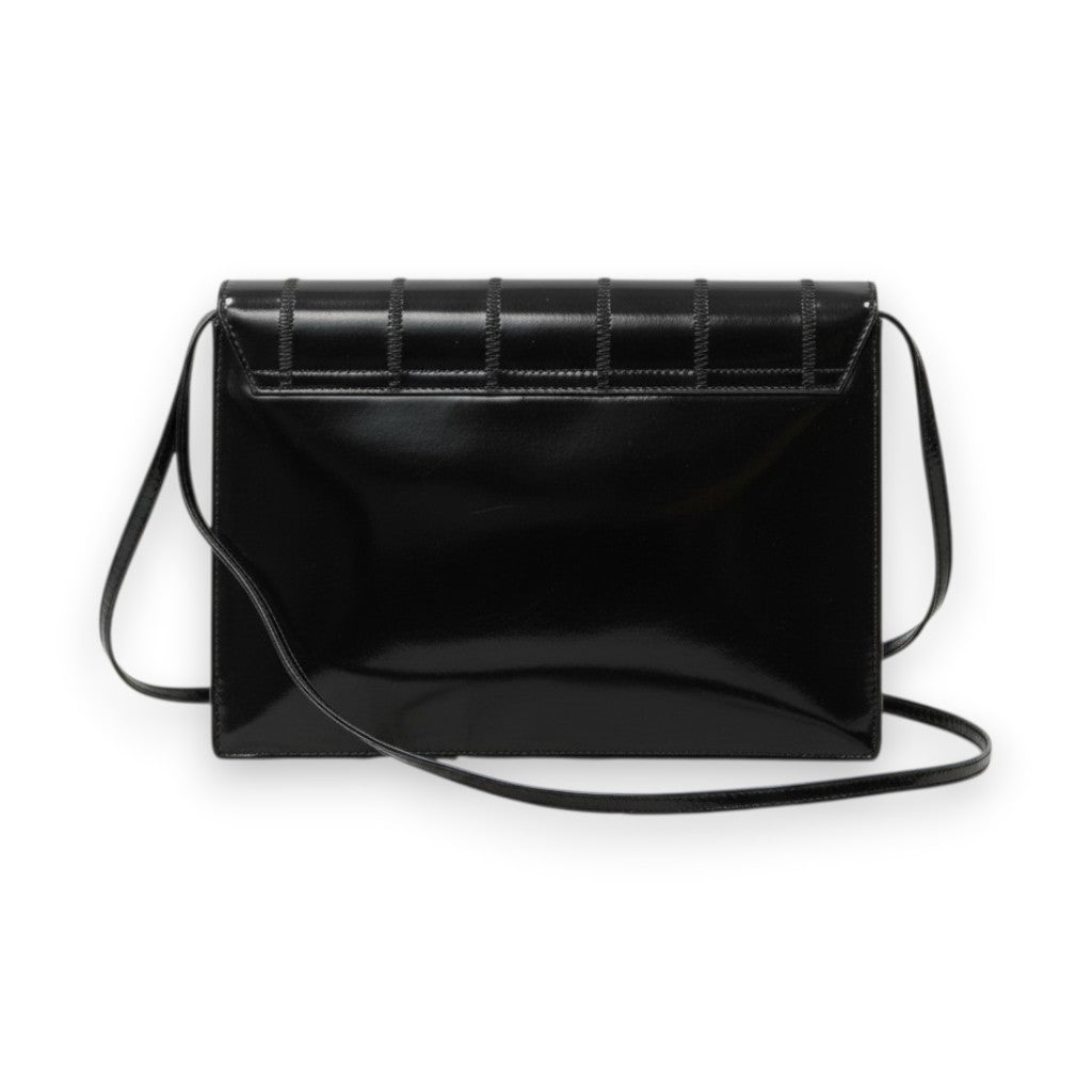 Vista posteriore della borsa Fendi in pelle verniciata nera, superficie lucida e design minimale d'archivio.