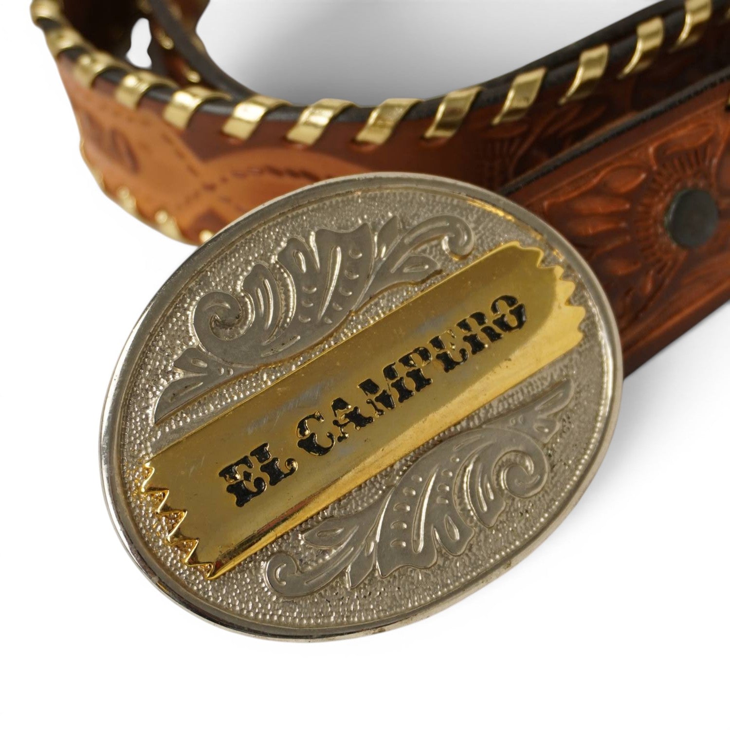  Primo piano ravvicinato della maxi fibbia ovale stile Trophy Buckle marchiata El Campero con incisioni floreali argento e placca centrale oro.