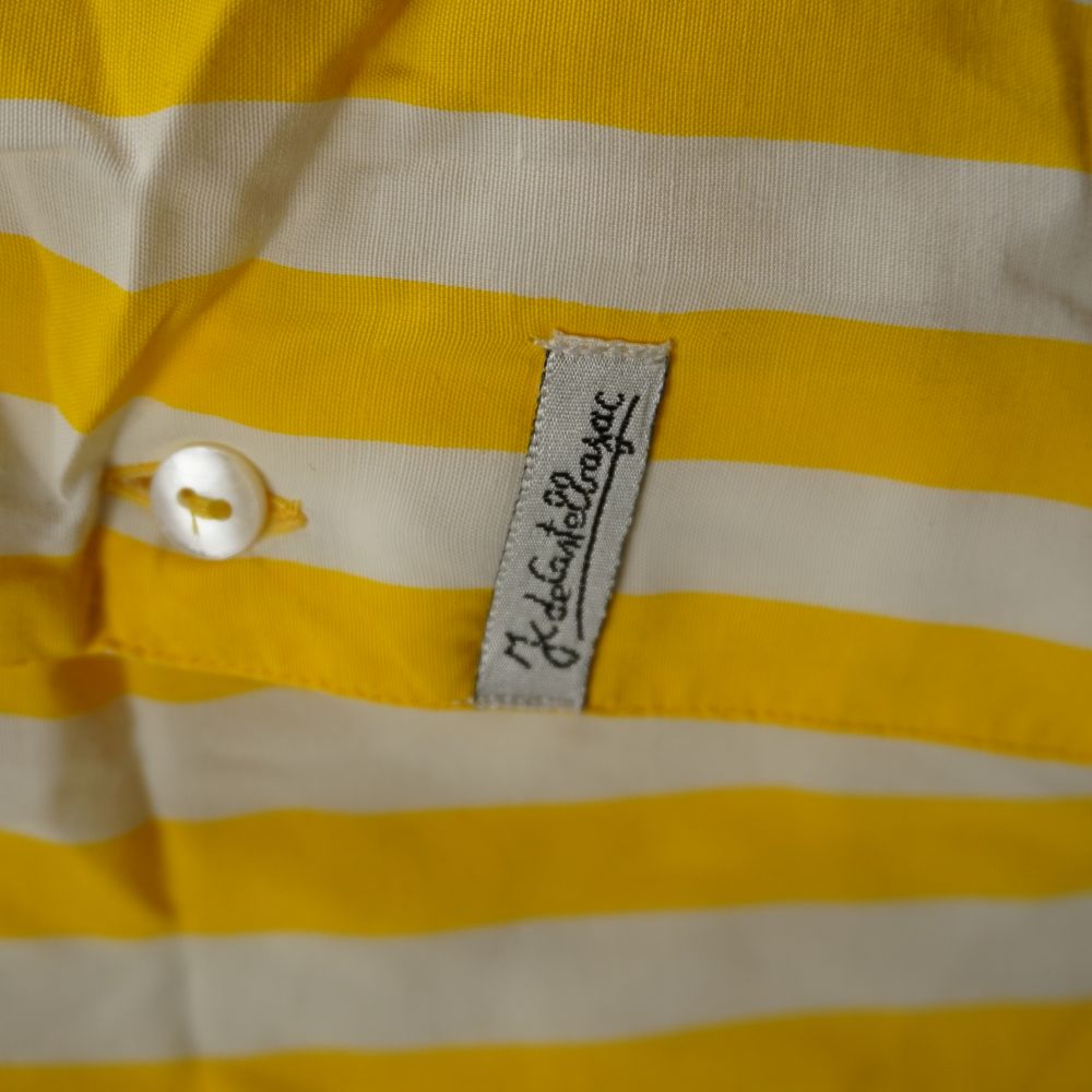 Primo piano del logo corsivo Jean-Charles de Castelbajac ricamato sul fondo della camicia