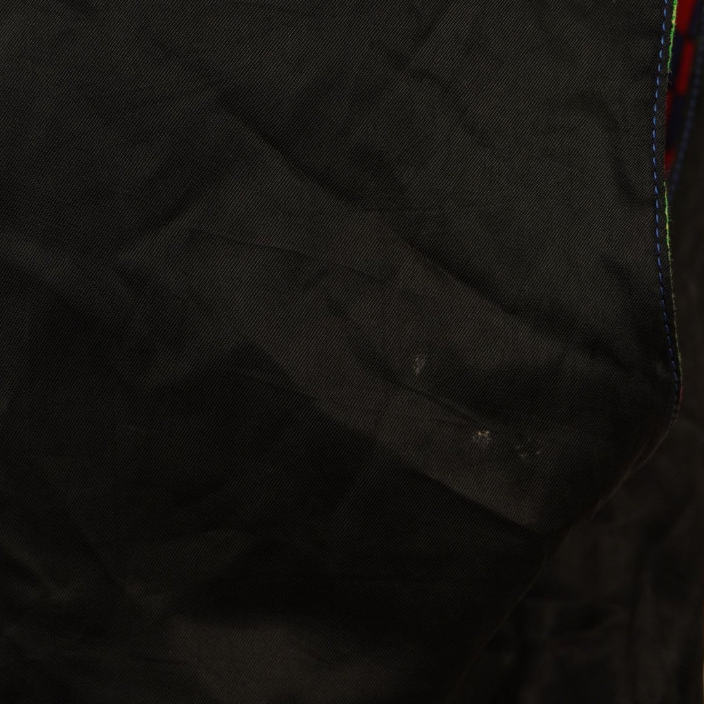 Inquadratura ravvicinata della fodera interna liscia di colore nero del gilet d archivio Versace