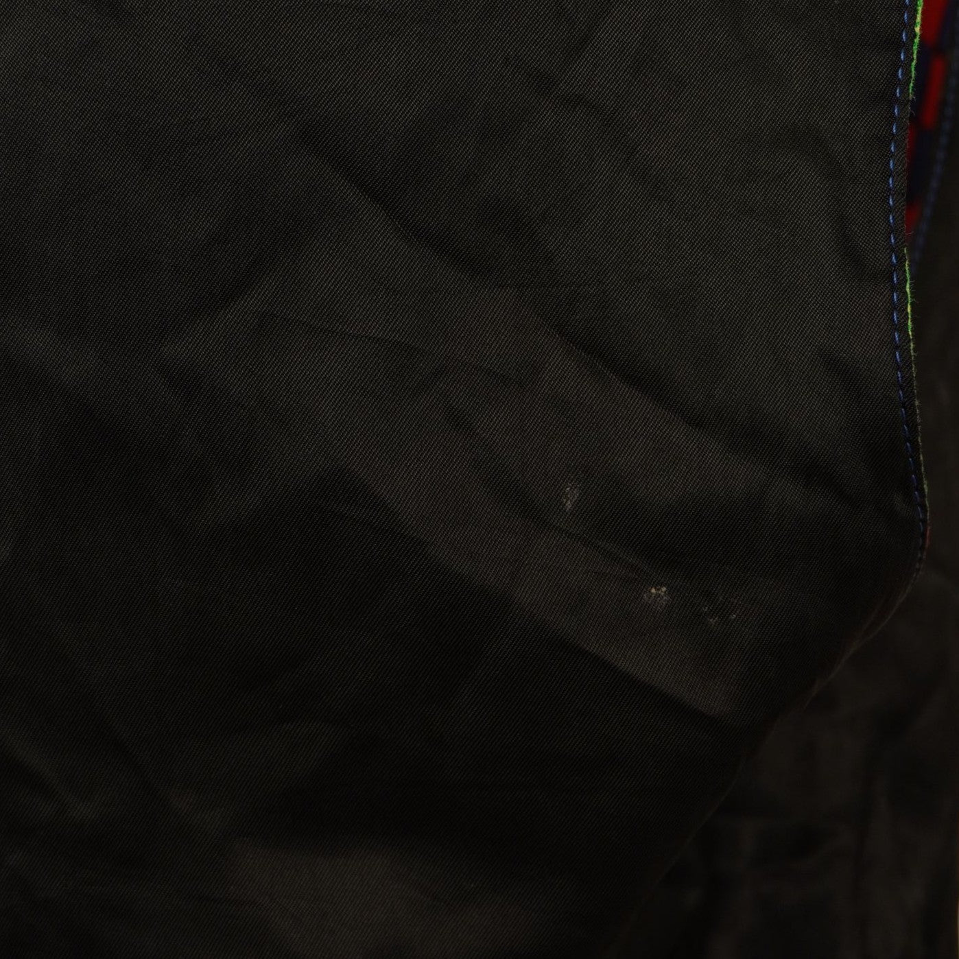 Inquadratura ravvicinata della fodera interna liscia di colore nero del gilet d archivio Versace