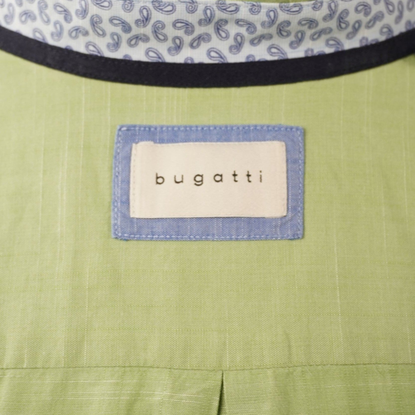 Dettaglio della parte posteriore interna del collo con l'etichetta bugatti e la fodera a motivi paisley.