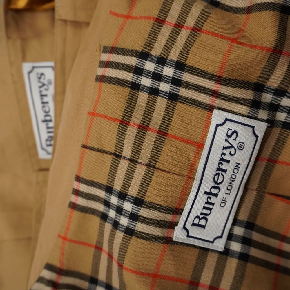 Interno della gonna d'archivio che mostra la celebre fodera a quadri tartan Nova Check e l'etichetta originale Burberrys of London.
