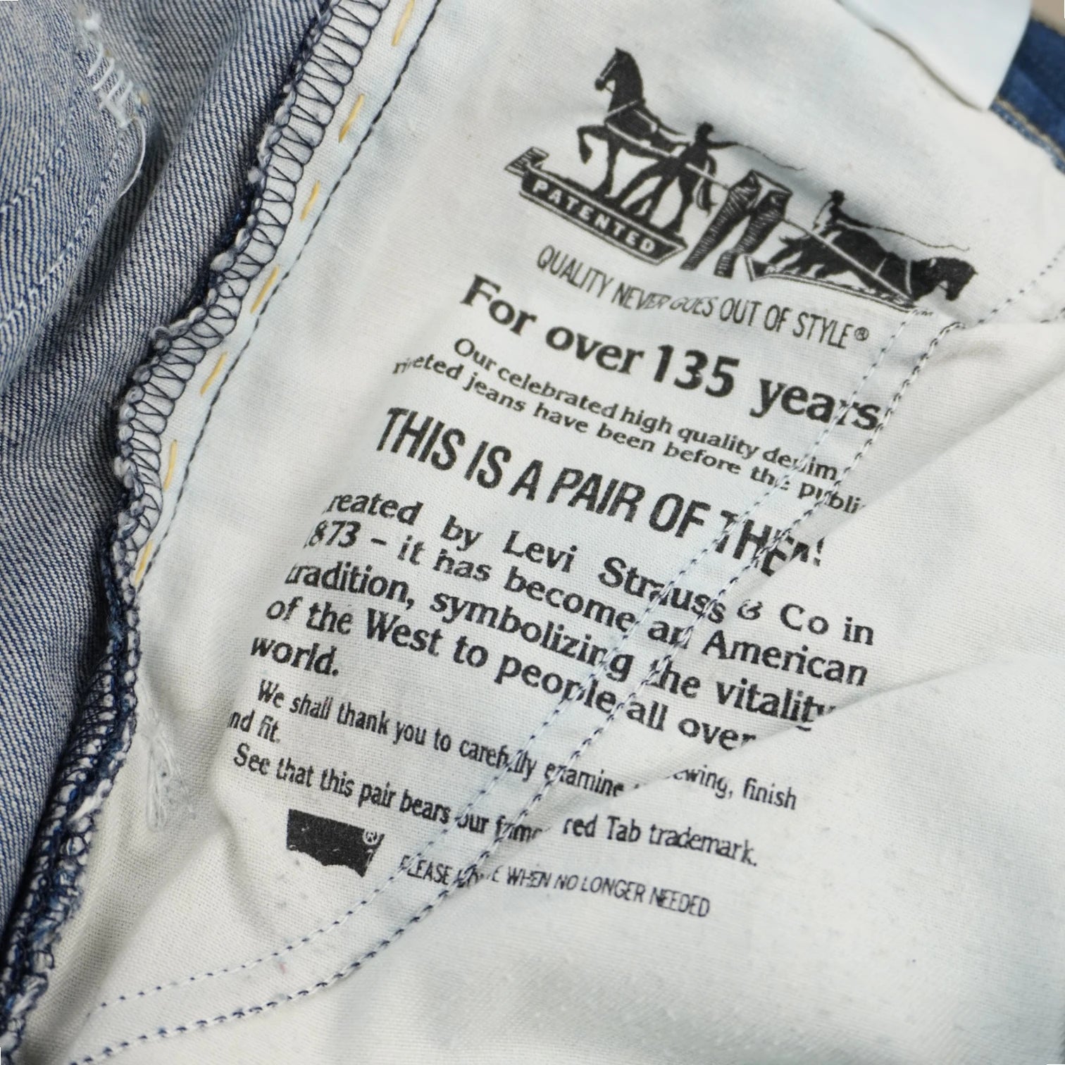  Stampa serigrafica nera sulla fodera della tasca interna in cotone bianco con logo dei due cavalli Levi's e testo d'archivio.