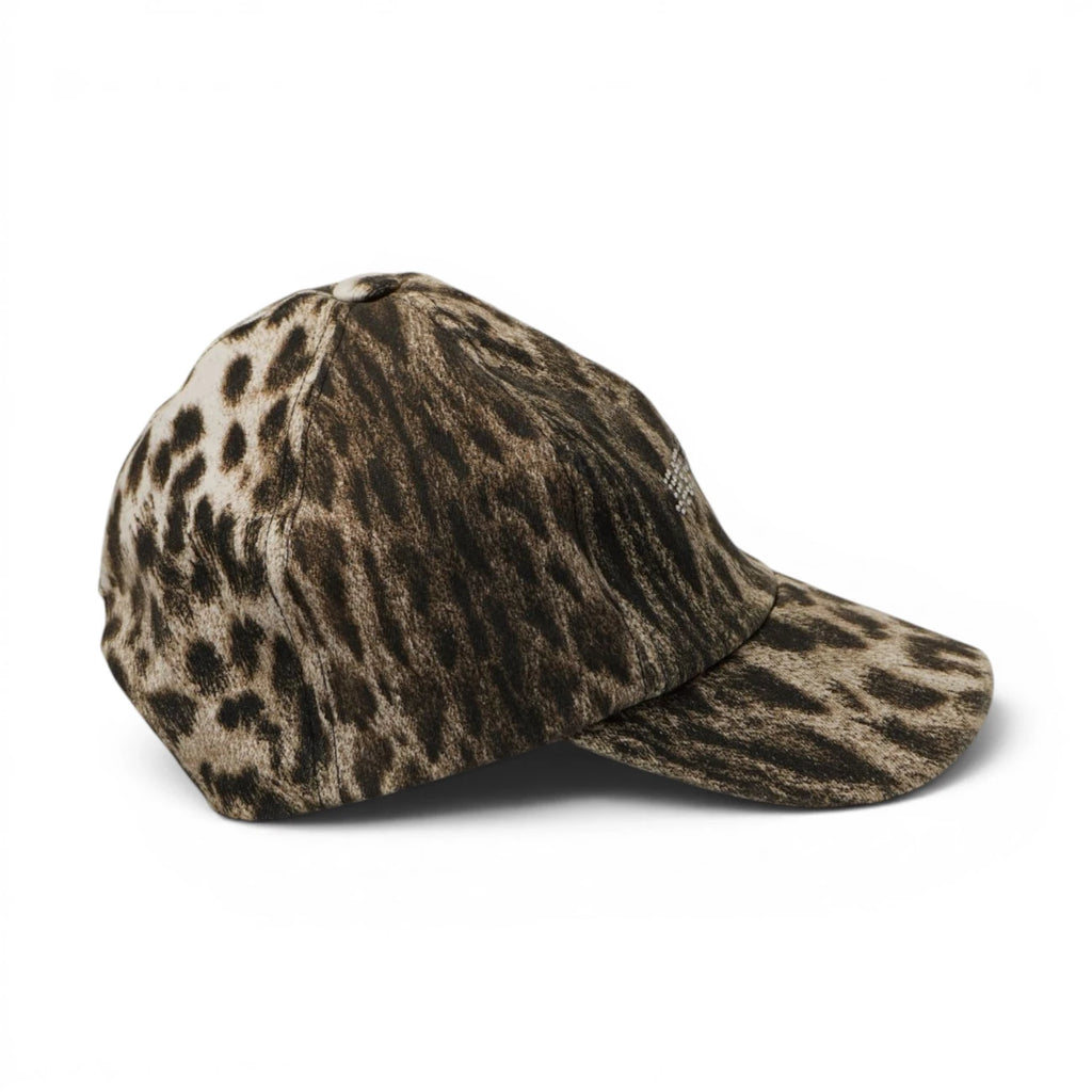  Inquadratura di profilo del cappellino da baseball maculato Just Cavalli, con focus sulla curvatura della visiera rigida e sulla forma della corona.