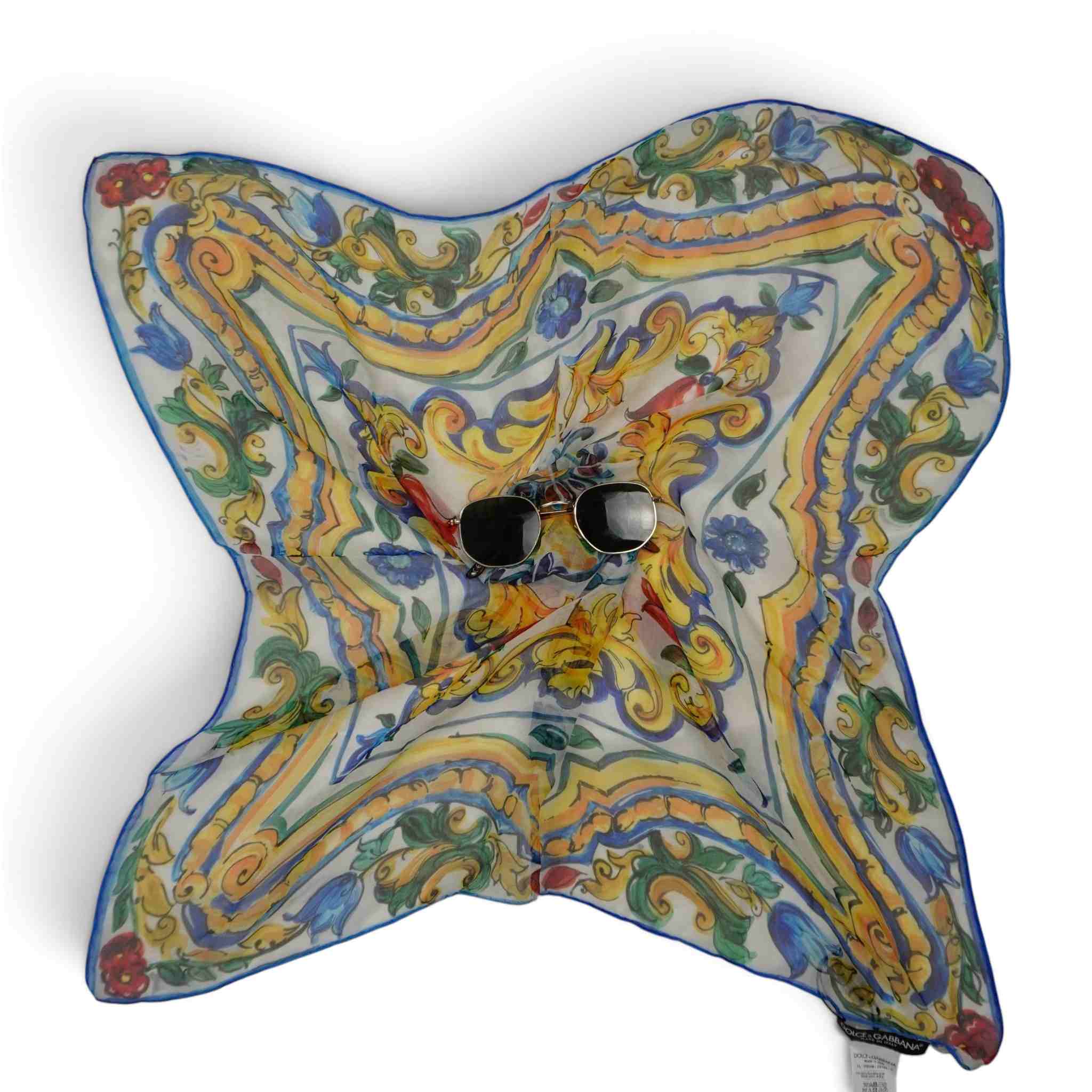  Foulard Dolce & Gabbana ripiegato e annodato al centro, dettaglio della versatilità del tessuto in twill di seta.