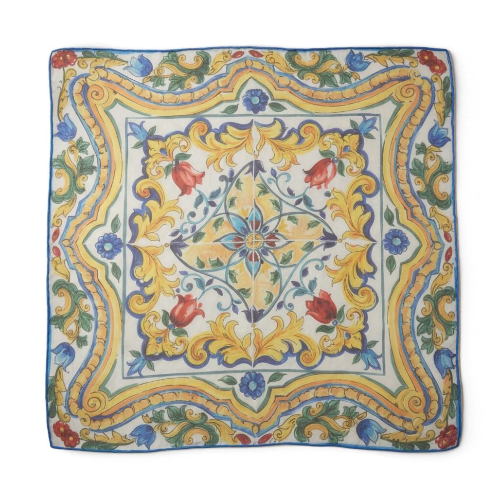 Foulard quadrato Dolce & Gabbana in 100% seta con l'iconica stampa Maiolica siciliana multicolore su fondo bianco, vista completa.
