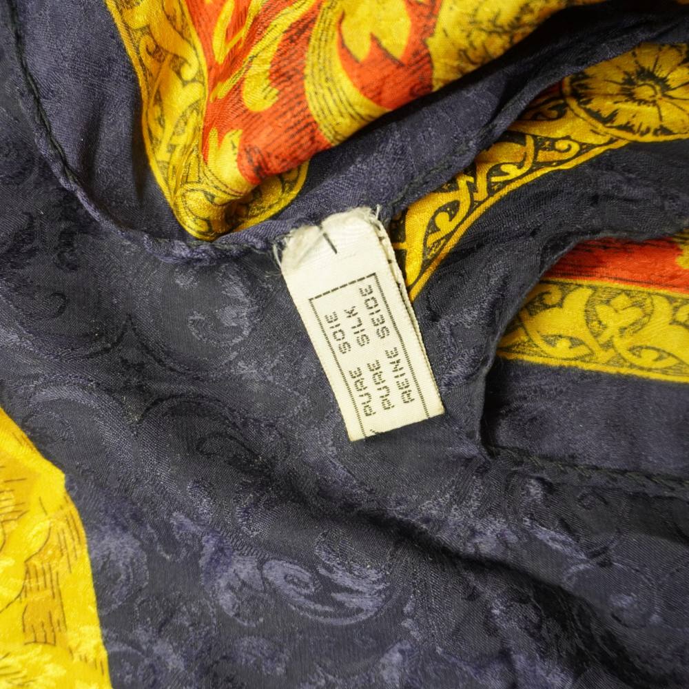 Dettaglio del retro dell'etichetta vintage con le diciture internazionali Pure Soie, Pure Silk e Reine Seide sulla trama della seta damascata blu.