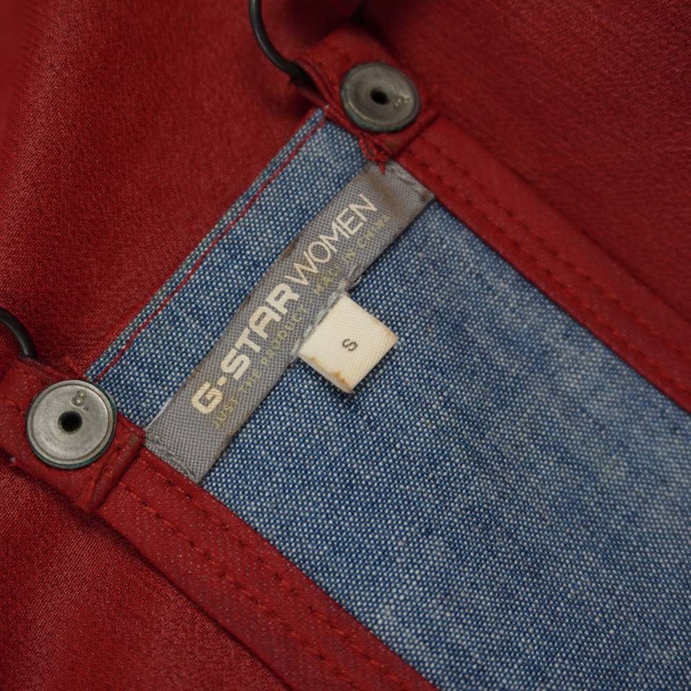 Etichetta interna in tessuto grigio G-Star Women con indicazione della taglia S e fodera parziale in tessuto azzurro effetto jeans.