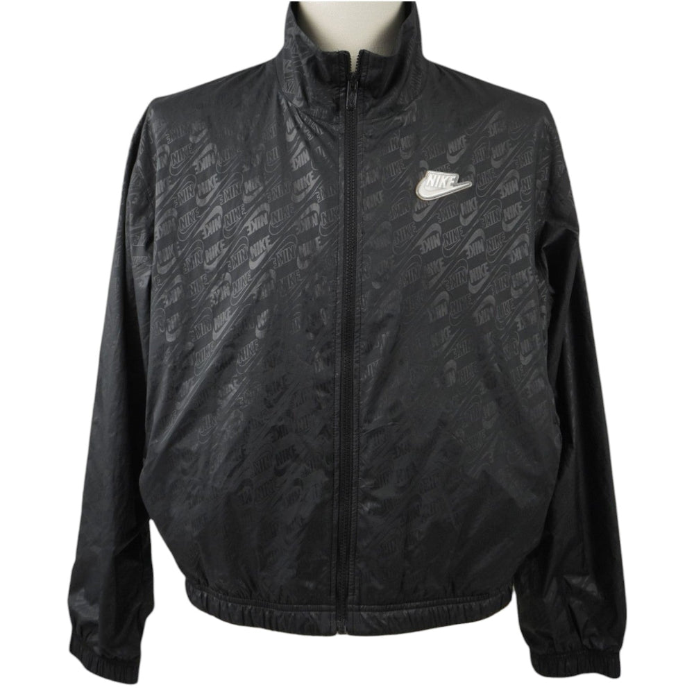 Fronte della giacca a vento nera Nike Futura Luxe con stampa monogramma lucida e logo ricamato bianco.