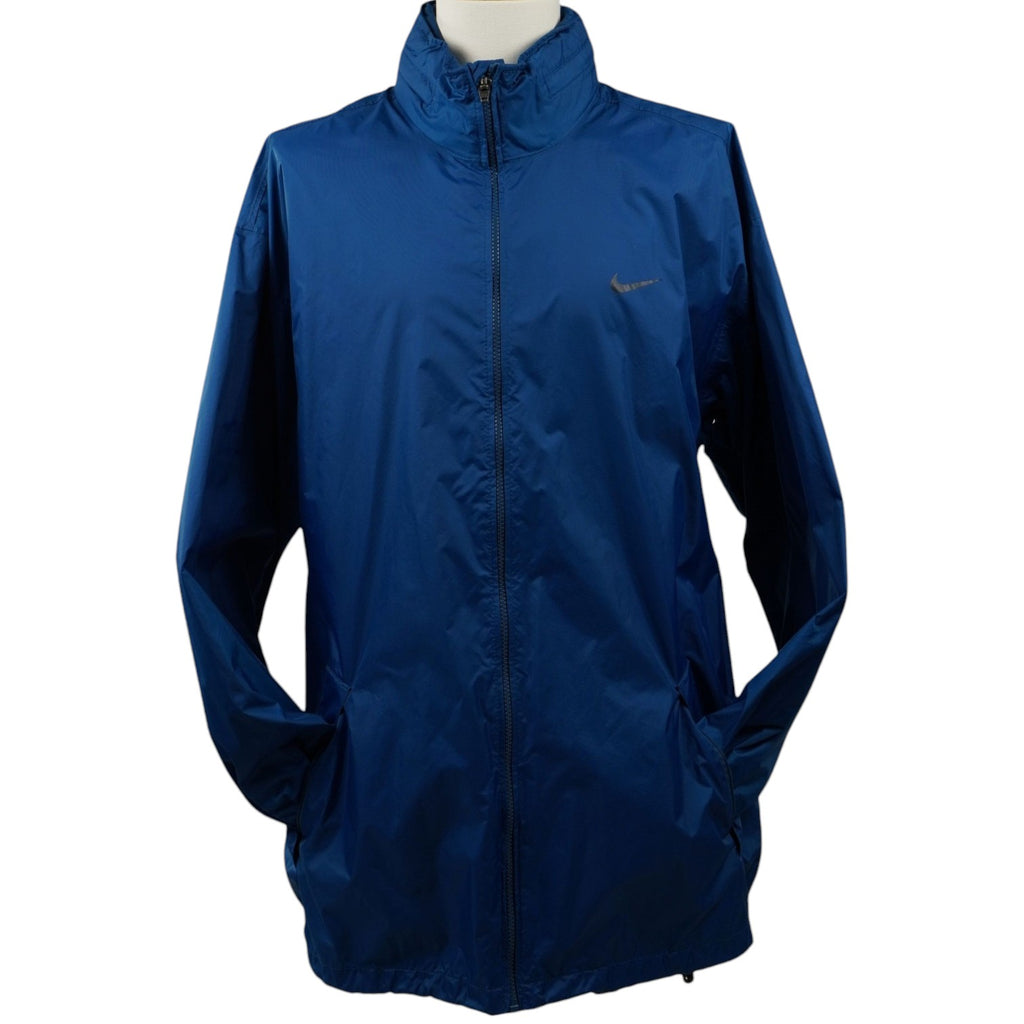 Vista frontale della giacca a vento Nike vintage anni 2000 blu navy a maniche lunghe con colletto alto.