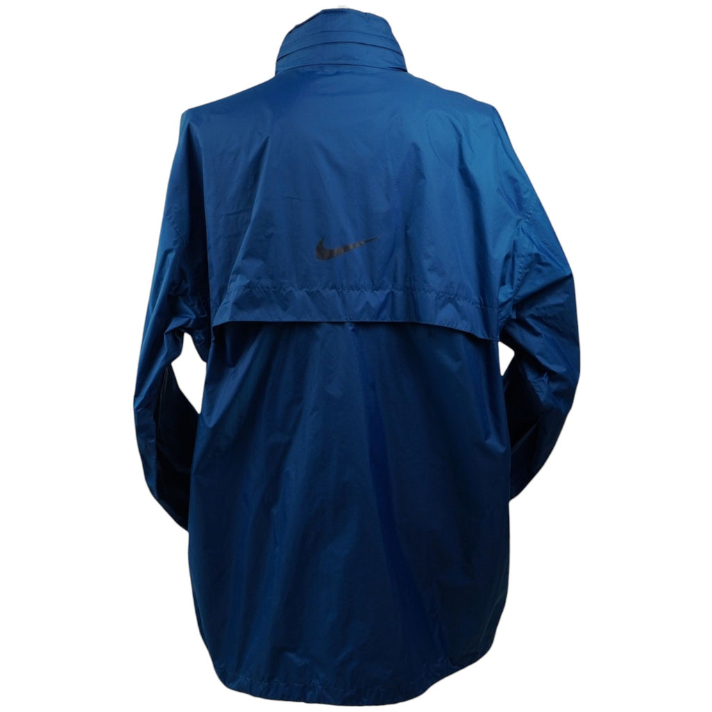Vista posteriore della giacca antivento Nike blu navy con taglio dritto e design minimale.