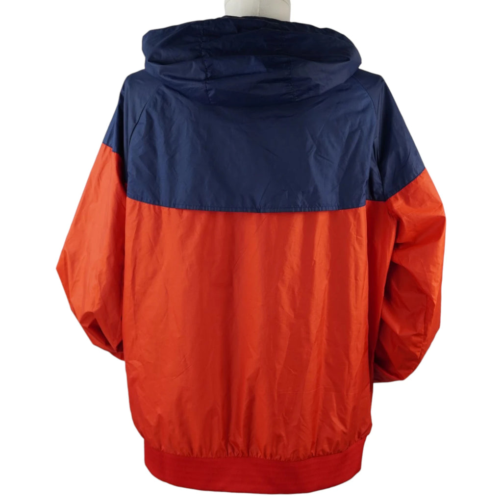 Vista posteriore della giacca a vento Nike Windrunner bicolore blu e arancione che mostra lo spacco di ventilazione sulla schiena.