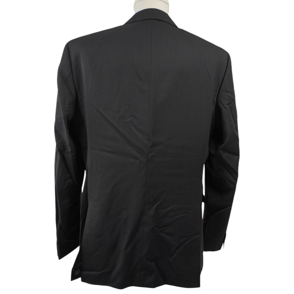 Vista posteriore completa della giacca nera da uomo BOSS che evidenzia il taglio sartoriale regolare della schiena.