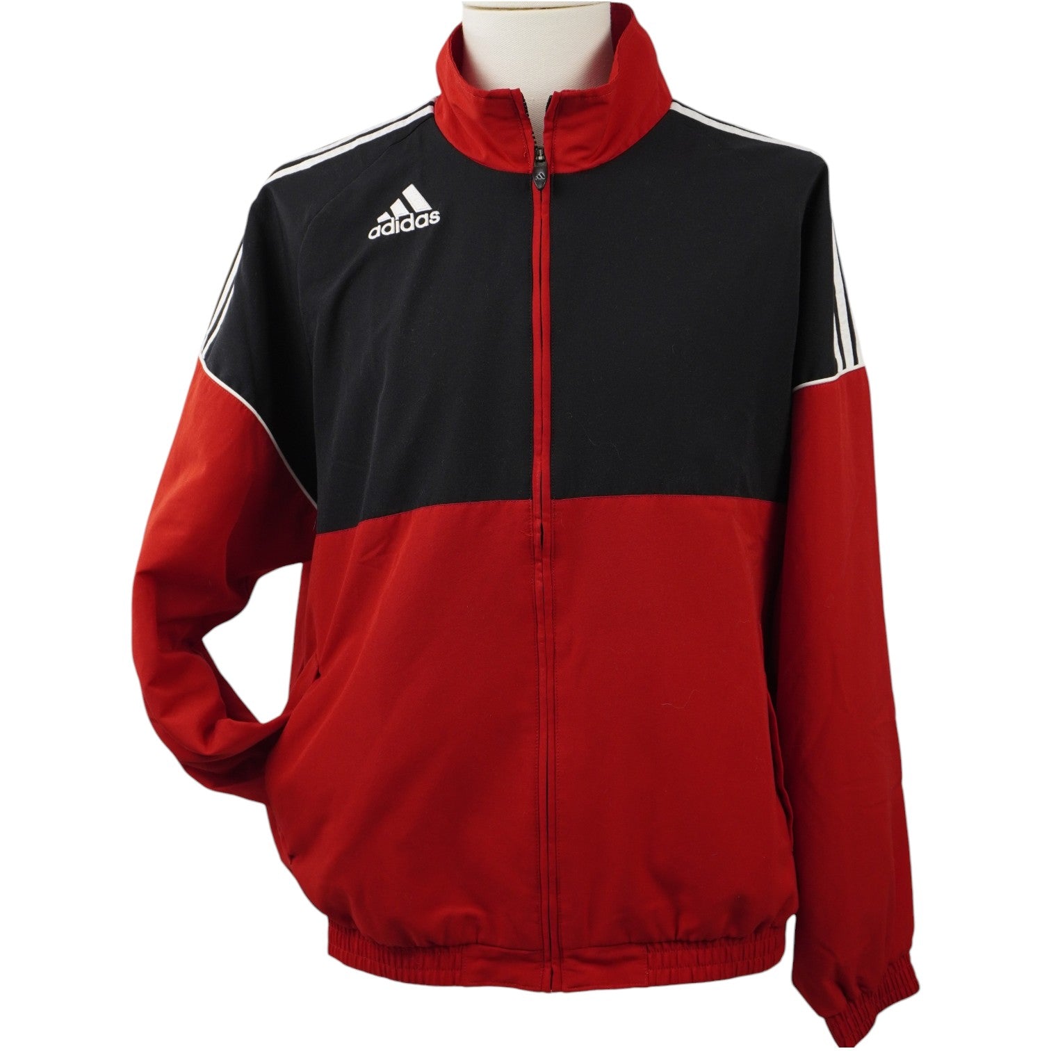 Vista frontale della giacca da allenamento vintage AC Milan 2007/2008 bicolore rossa e nera adidas.
