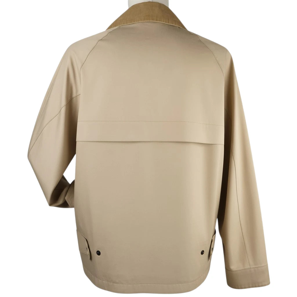 Vista posteriore della giacca da donna Barbour beige che mostra la mantellina frangivento sulla schiena e le maniche raglan.