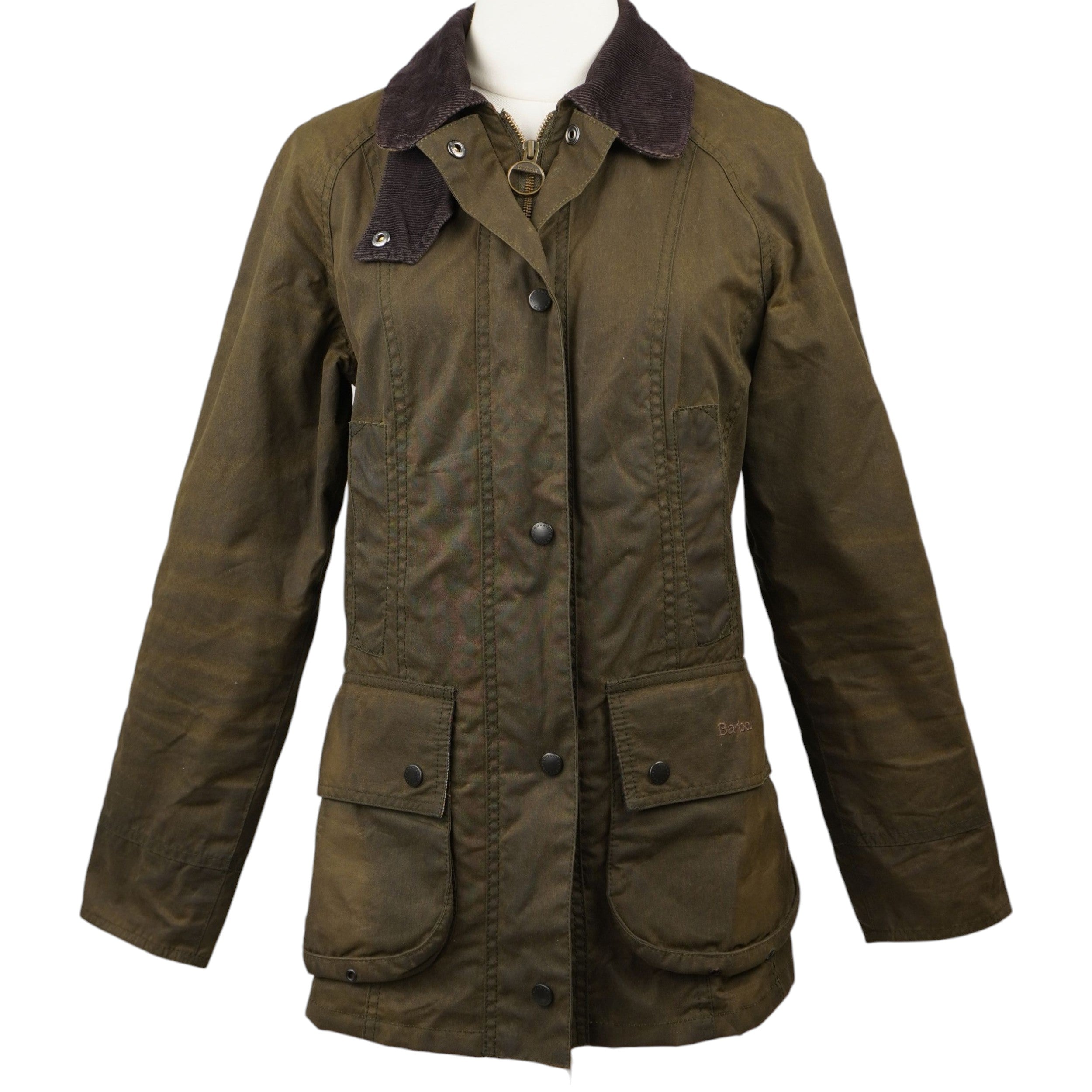 Giacca cerata da donna Barbour Classic Beadnell color verde oliva vista sul fronte indossata su manichino