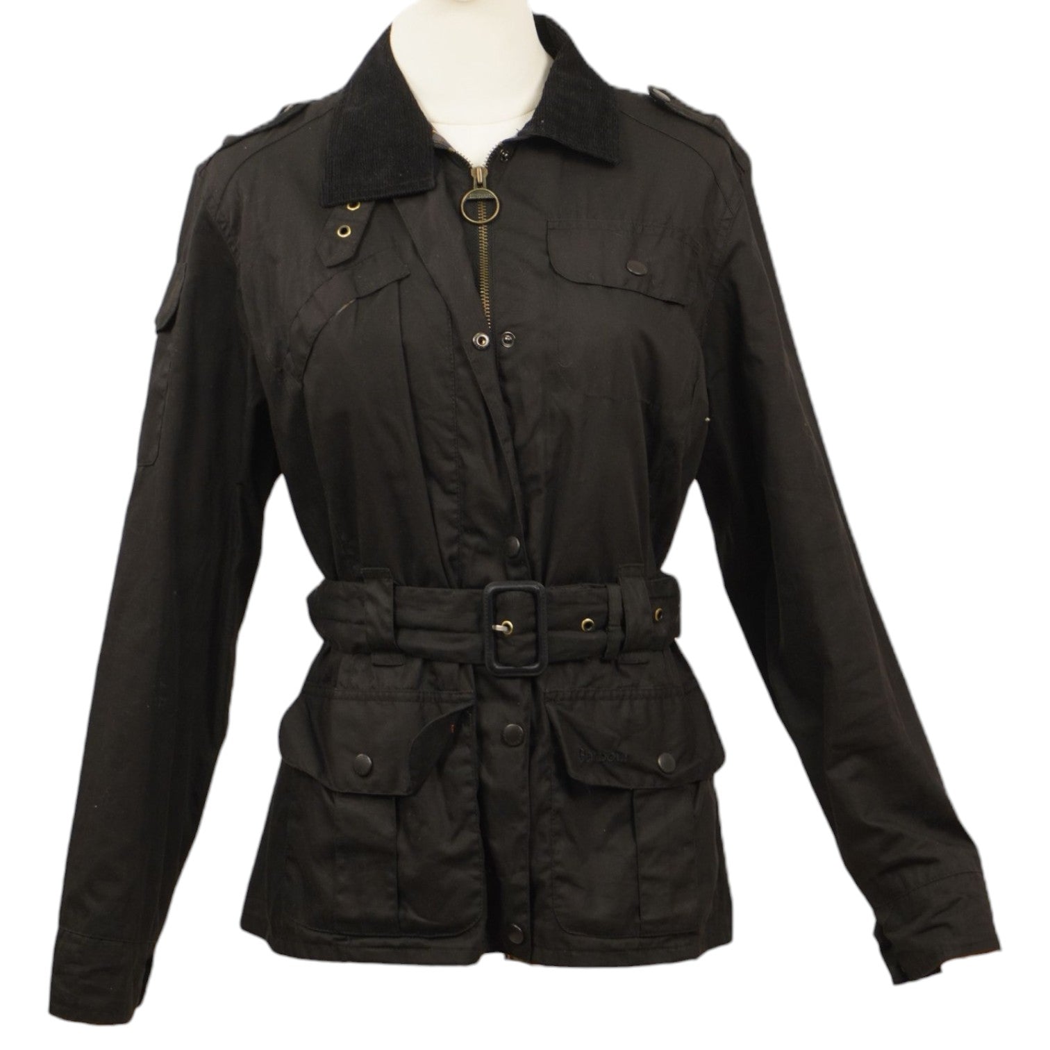 Vista frontale della giacca Barbour in cotone cerato nero con cintura in vita e colletto in velluto.
