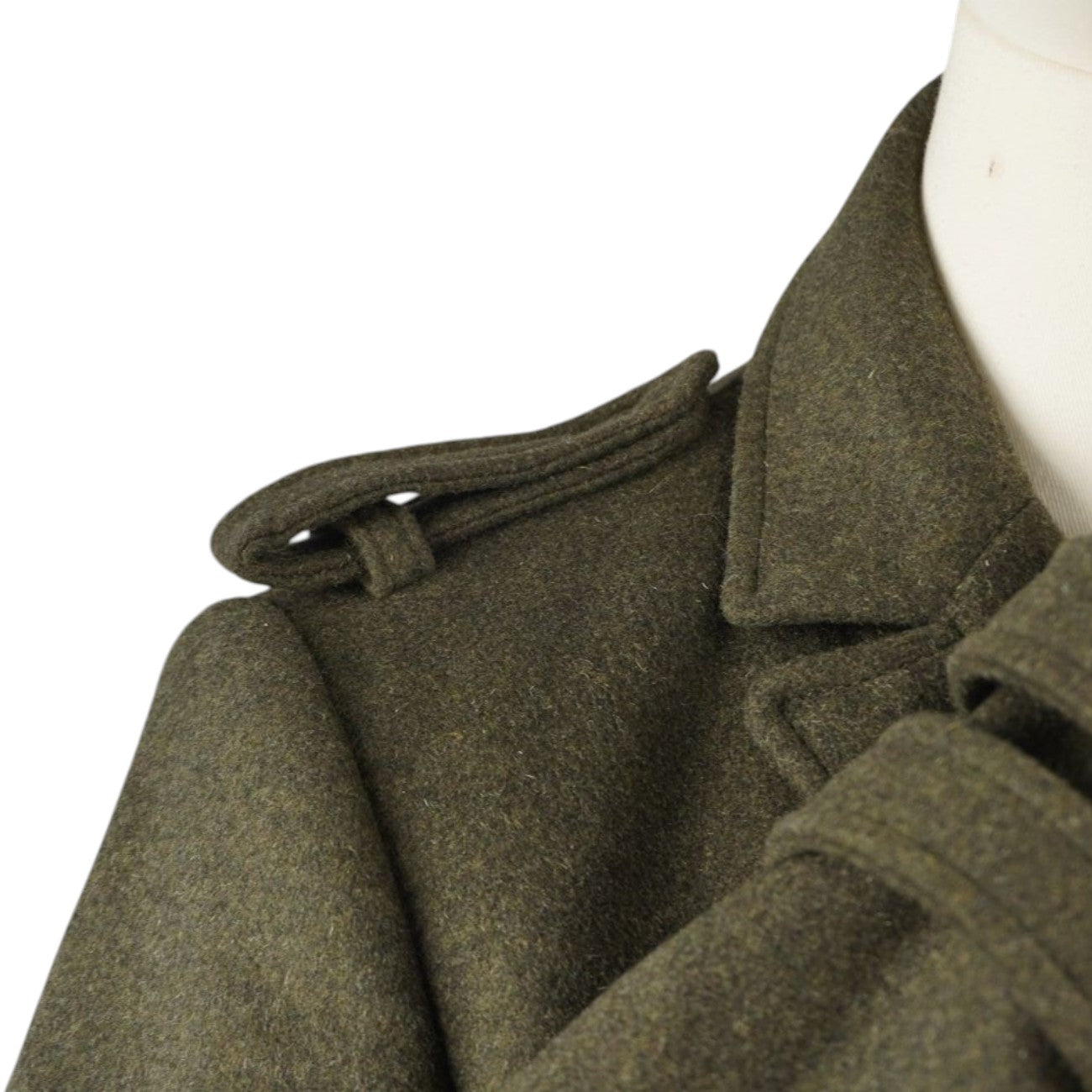 Primo piano della spalla strutturata con mostrina in stile militare del blazer Barbour verde oliva.
