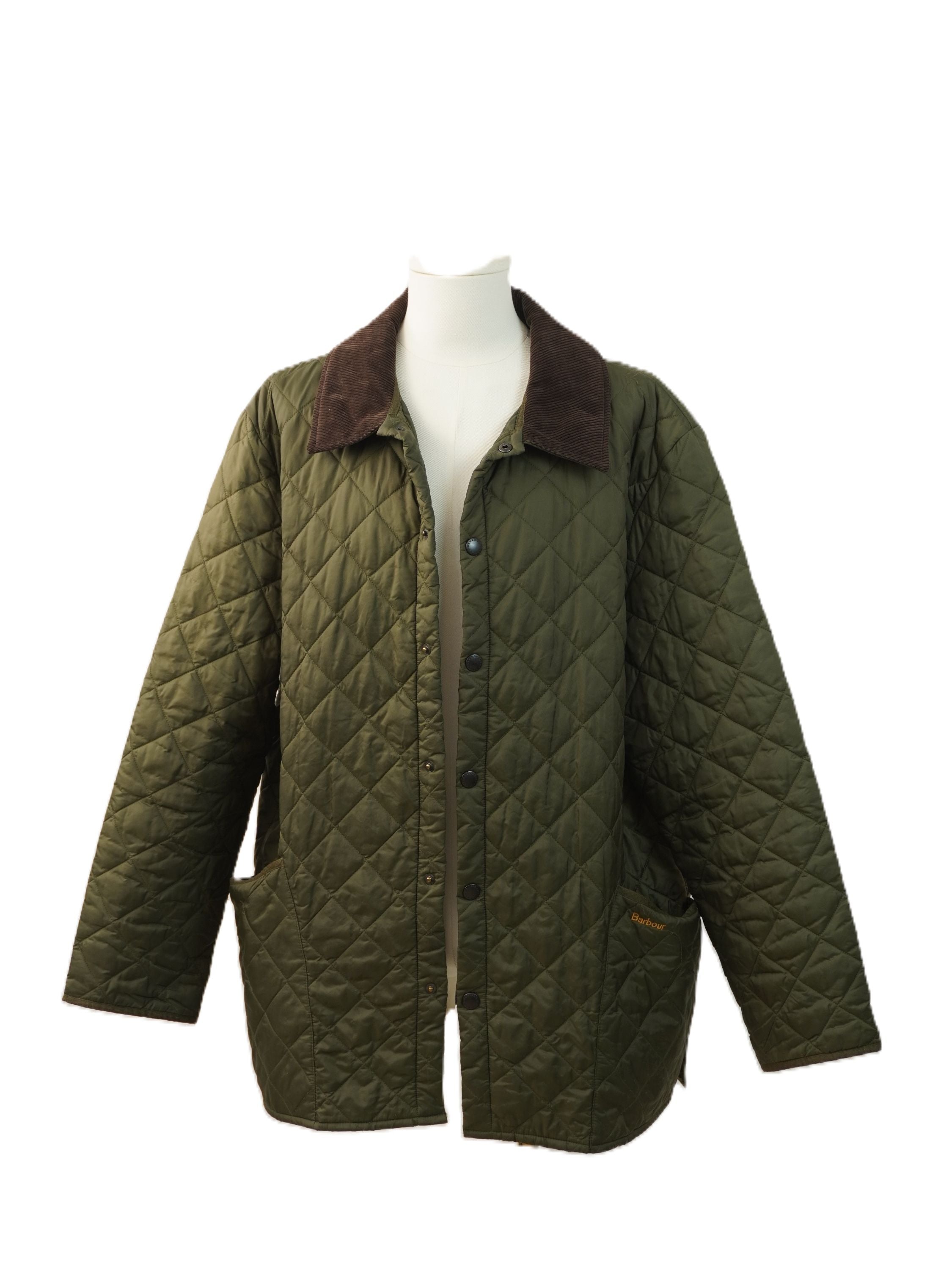  Inquadratura frontale completa della giacca leggera trapuntata Barbour verde su manichino bianco.