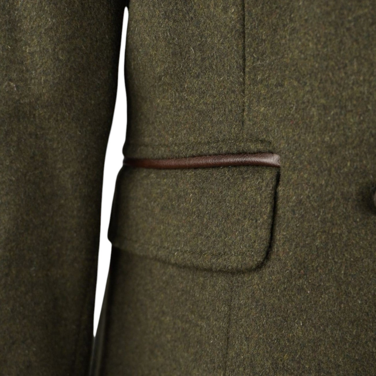 Primo piano della tasca con patta geometrica e profilo in ecopelle marrone della giacca Barbour.