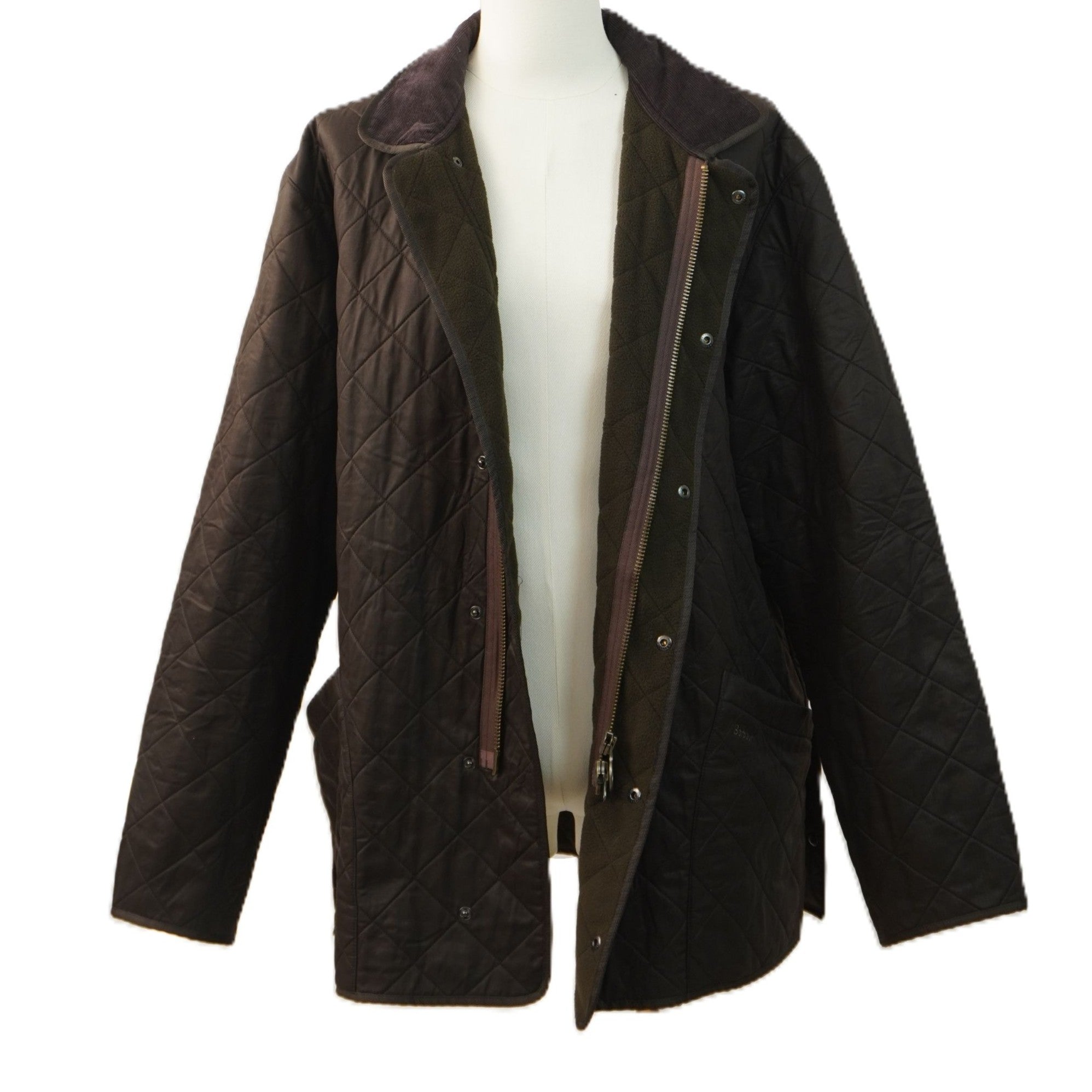 Giacca Barbour Polarquilt marrone aperta frontalmente che mostra l'interno foderato e la chiusura con zip e bottoni.